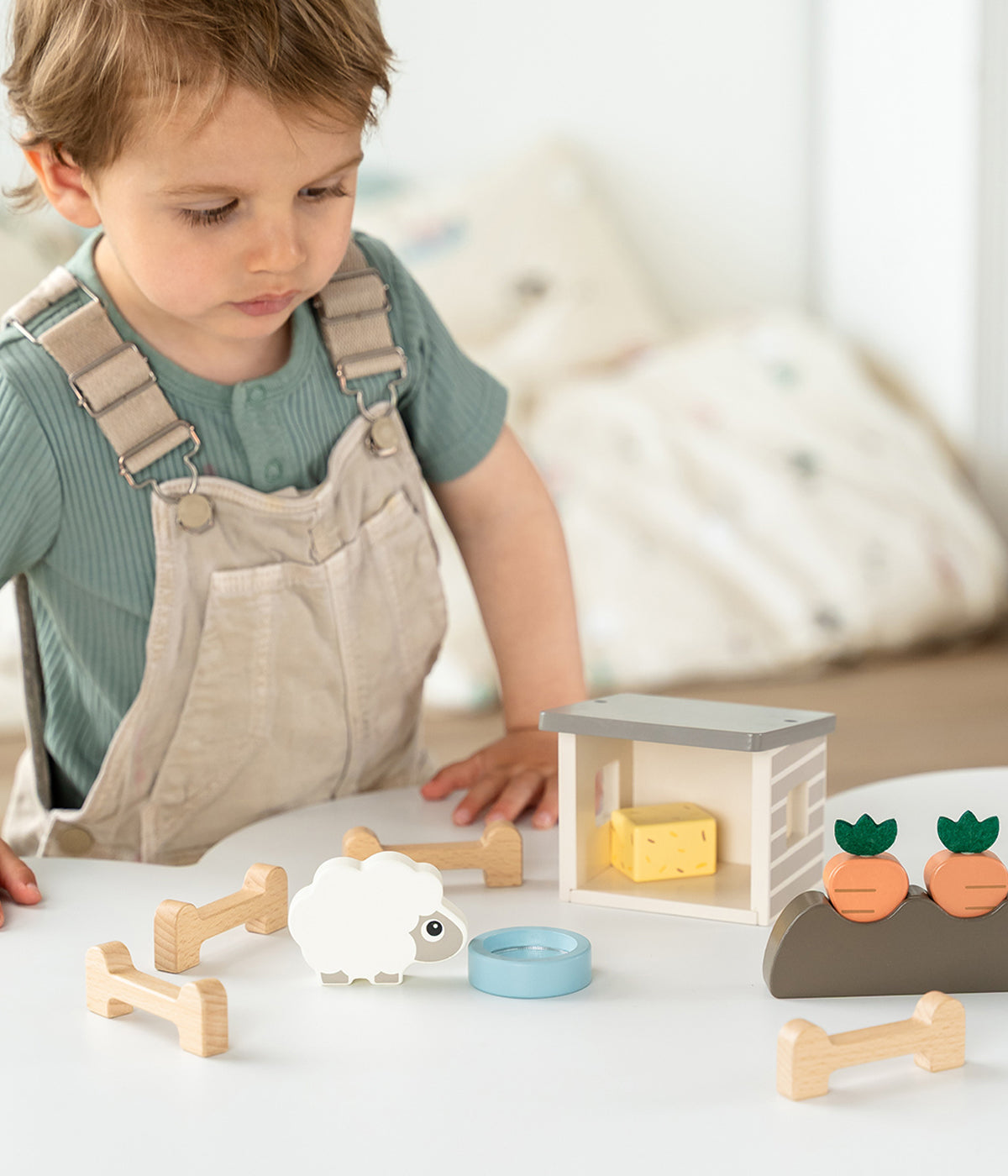 Descubra o encanto do mundo rural com a adorável Casa da Ovelha Sheepy Tiny Farm da Done by Deer feito em madeira sustentável, um conjunto de brincar que desperta a curiosidade, a imaginação e o amor pela natureza. Projetado para bebés e crianças a partir dos 24 meses, este brinquedo educativo combina diversão e aprendizagem num só produto.
