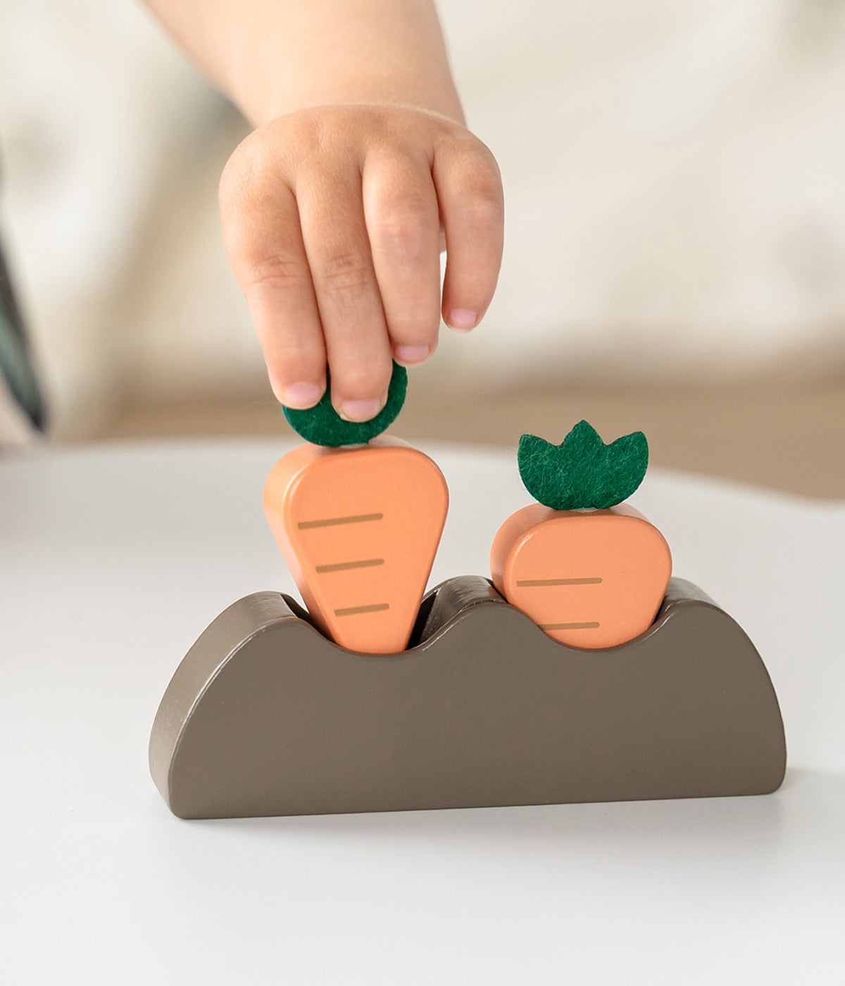 Descubra o encanto do mundo rural com a adorável Casa da Ovelha Sheepy Tiny Farm da Done by Deer feito em madeira sustentável, um conjunto de brincar que desperta a curiosidade, a imaginação e o amor pela natureza. Projetado para bebés e crianças a partir dos 24 meses, este brinquedo educativo combina diversão e aprendizagem num só produto.