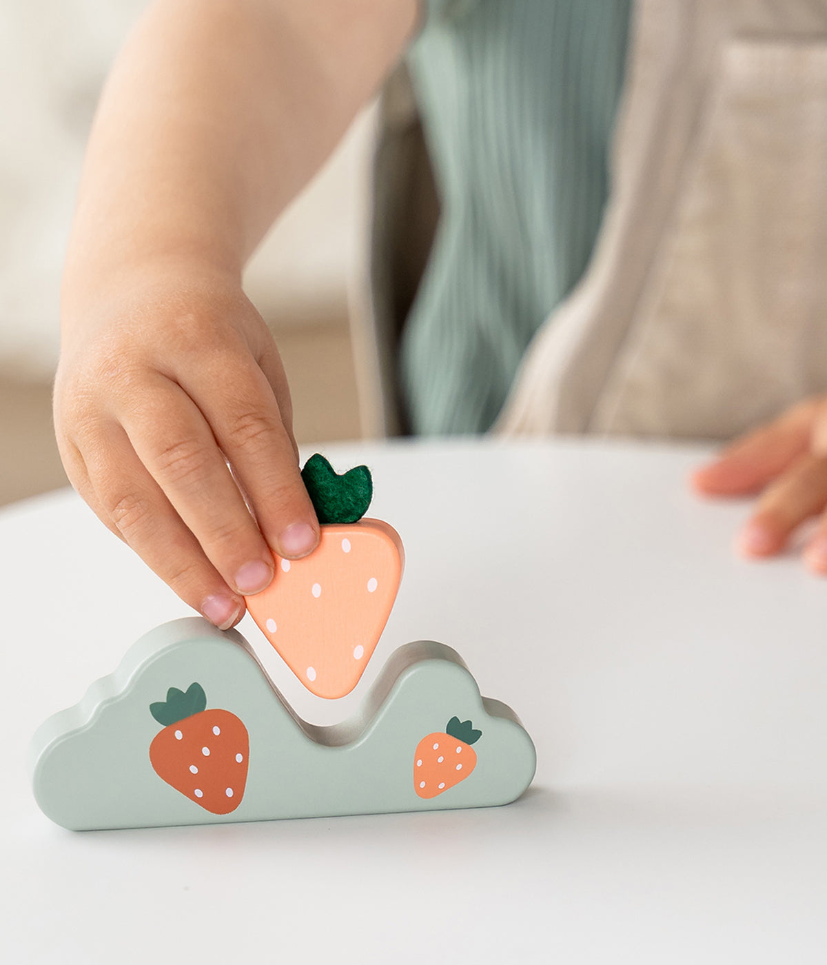 Descubra o encanto do mundo rural com o adorável Casa do Porco Pigee Tiny Farm da Done by Deer feito em madeira sustentável, um conjunto de brincar que desperta a curiosidade, a imaginação e o amor pela natureza. Projetado para bebés e crianças a partir dos 24 meses, este brinquedo educativo combina diversão e aprendizagem num só produto.