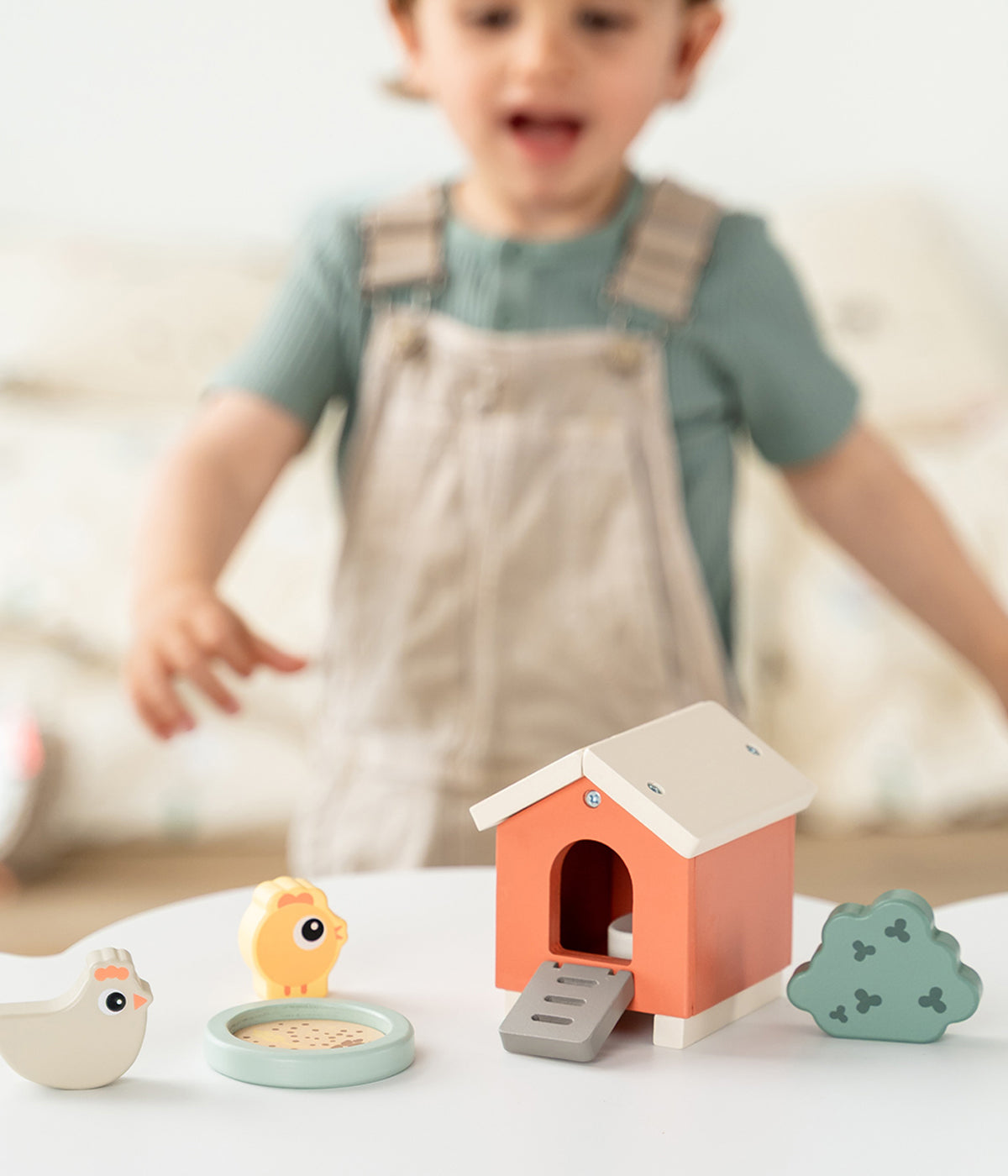 Descubra o encanto do mundo rural com a adorável Casa da Galinha Clucky Tiny Farm da Done by Deer feito em madeira sustentável, um conjunto de brincar que desperta a curiosidade, a imaginação e o amor pela natureza. Projetado para bebés e crianças a partir dos 24 meses, este brinquedo educativo combina diversão e aprendizagem num só produto.