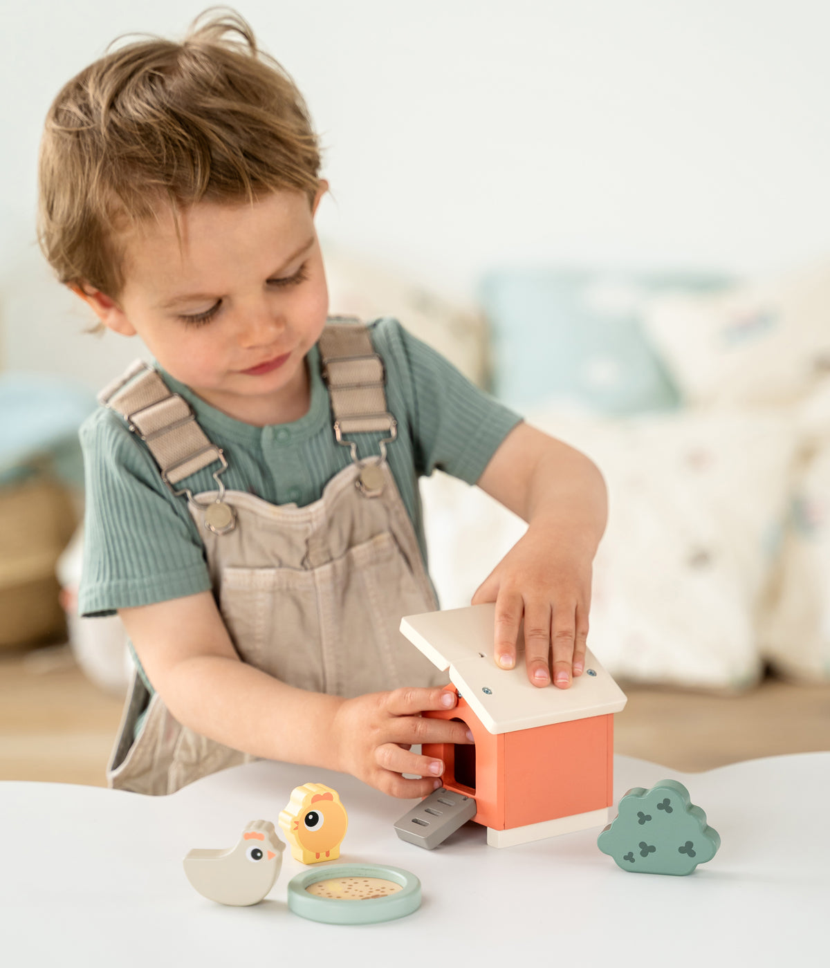 Descubra o encanto do mundo rural com a adorável Casa da Galinha Clucky Tiny Farm da Done by Deer feito em madeira sustentável, um conjunto de brincar que desperta a curiosidade, a imaginação e o amor pela natureza. Projetado para bebés e crianças a partir dos 24 meses, este brinquedo educativo combina diversão e aprendizagem num só produto.