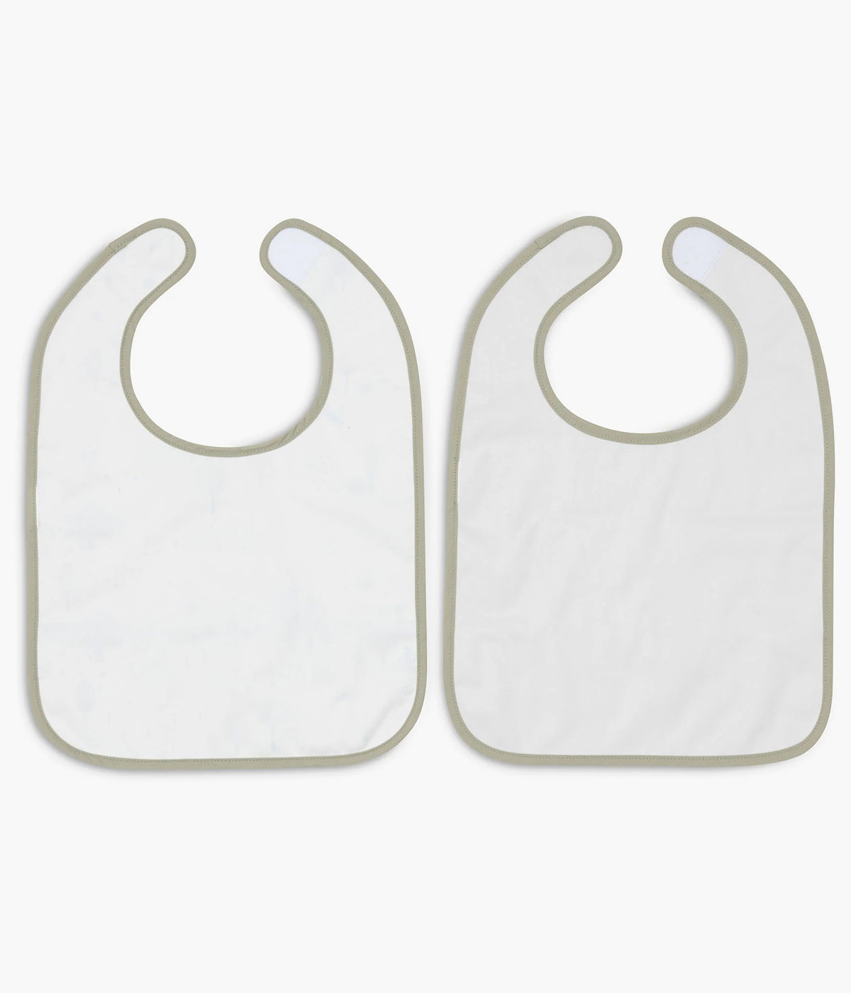 Conjunto de duas babetes impermeáveis com padrão árvores e animais coleção Tiny Park da Jollein para bebé e recém-nascido(a). Babetes impermeáveis com bolso, uma lisa verde e outra pérola, perfeitas para manter o bebé limpo enquanto aprende a beber e comer sozinho.