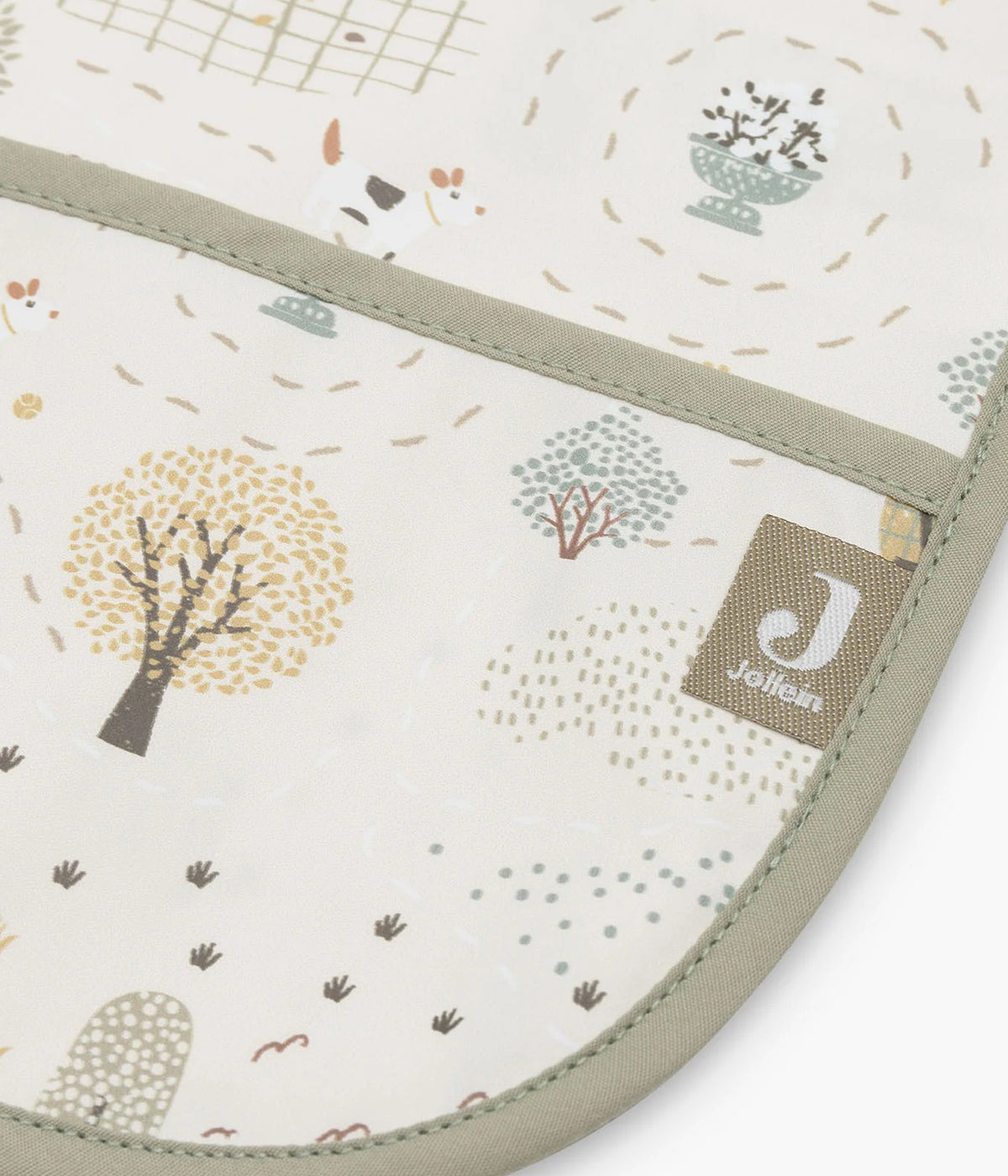 Babete impermeável com mangas pérola e verde com padrão animais e árvores Tiny Park da Jollein para bebé. Babete com mangas e bolso perfeita para o bebé utilizar nas refeições ou em outras atividades. Graças ao fecho em velcro, esta babete adapta-se tanto a bebés como a crianças pequenas.