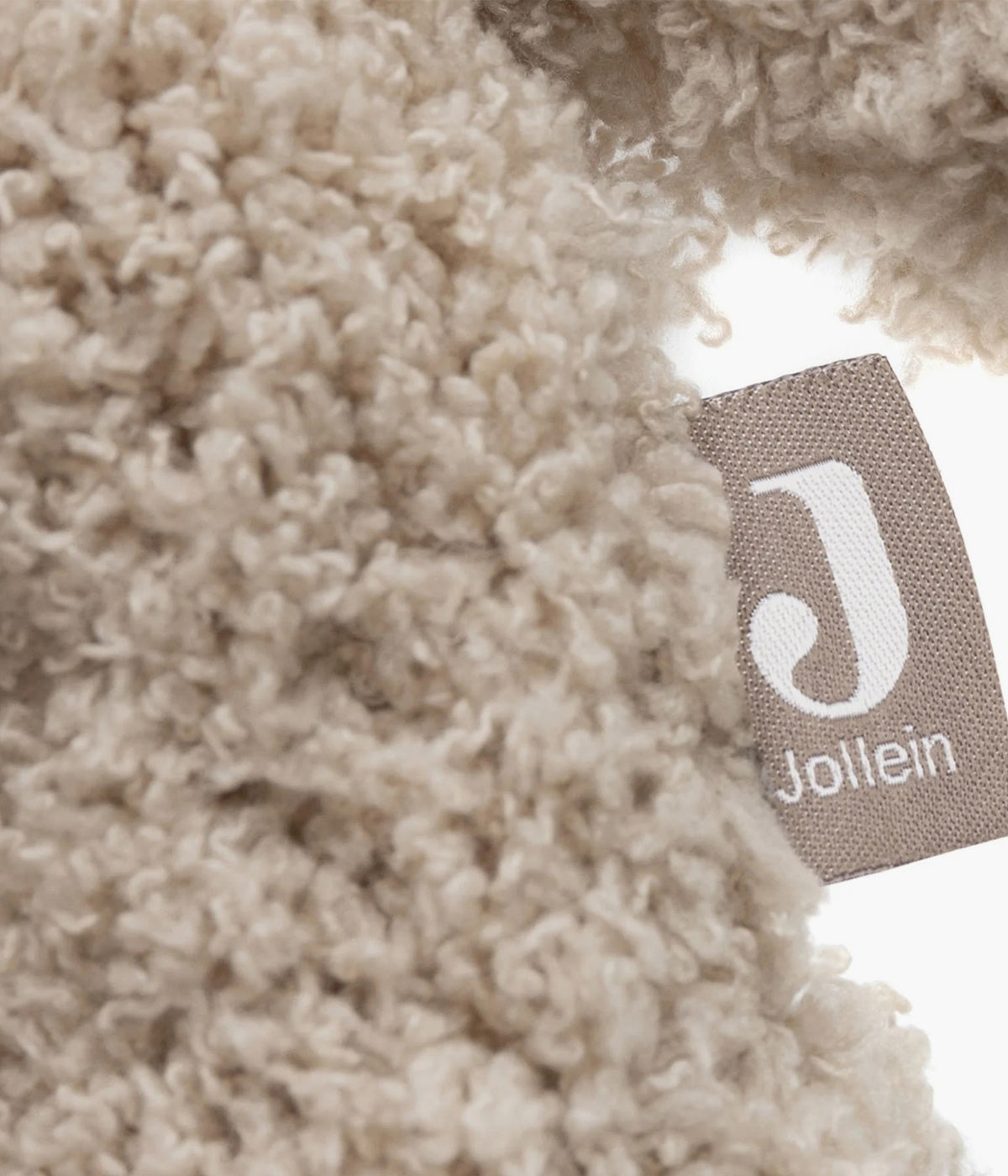 Peluche bege em forma de elefante da coleção Elephant Tales da Jollein. Super macio e adorável, este peluche é o companheiro perfeito para abraçar, brincar e adormecer. Um clássico intemporal que combina com qualquer ambiente.