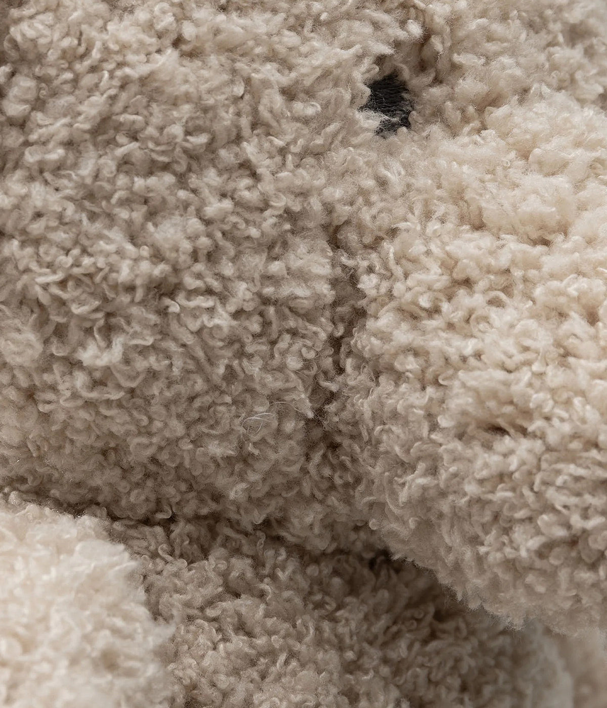 Peluche bege em forma de elefante da coleção Elephant Tales da Jollein. Super macio e adorável, este peluche é o companheiro perfeito para abraçar, brincar e adormecer. Um clássico intemporal que combina com qualquer ambiente.