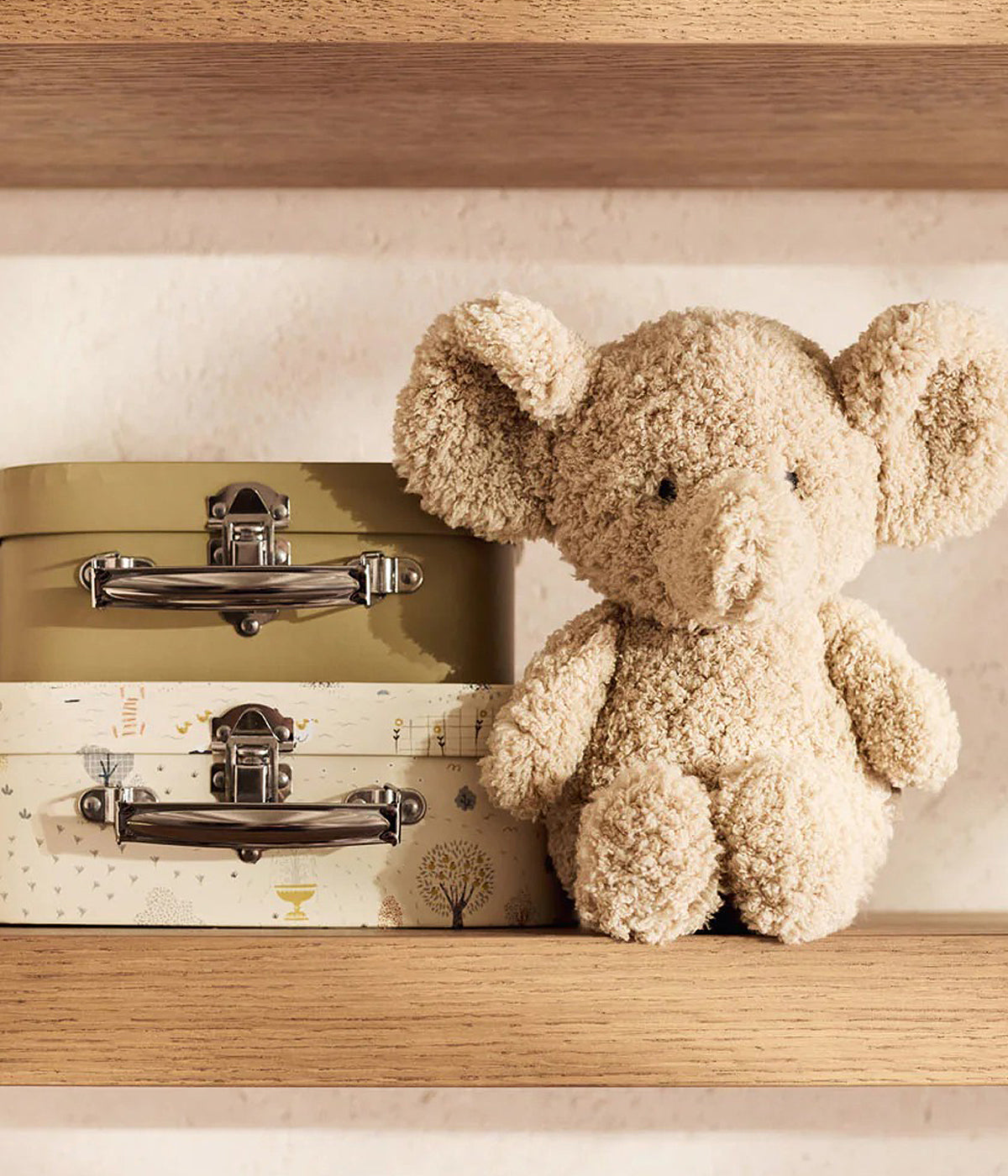 Peluche bege em forma de elefante da coleção Elephant Tales da Jollein. Super macio e adorável, este peluche é o companheiro perfeito para abraçar, brincar e adormecer. Um clássico intemporal que combina com qualquer ambiente.