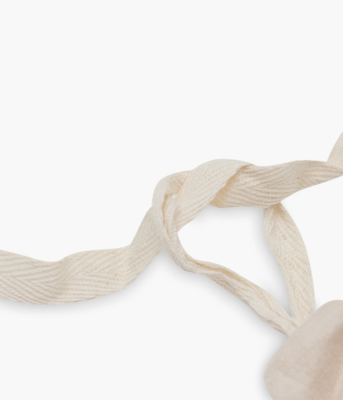 Corrente de Carrinho Elephant Tales da Jollein, ideal para tornar os passeios do(a) bebé ainda mais especiais. Este acessório encantador não só embeleza o carrinho, como oferece uma experiência sensorial, divertida e envolvente para o(a) bebé.