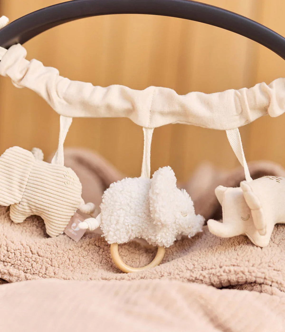 Corrente de Carrinho Elephant Tales da Jollein, ideal para tornar os passeios do(a) bebé ainda mais especiais. Este acessório encantador não só embeleza o carrinho, como oferece uma experiência sensorial, divertida e envolvente para o(a) bebé.