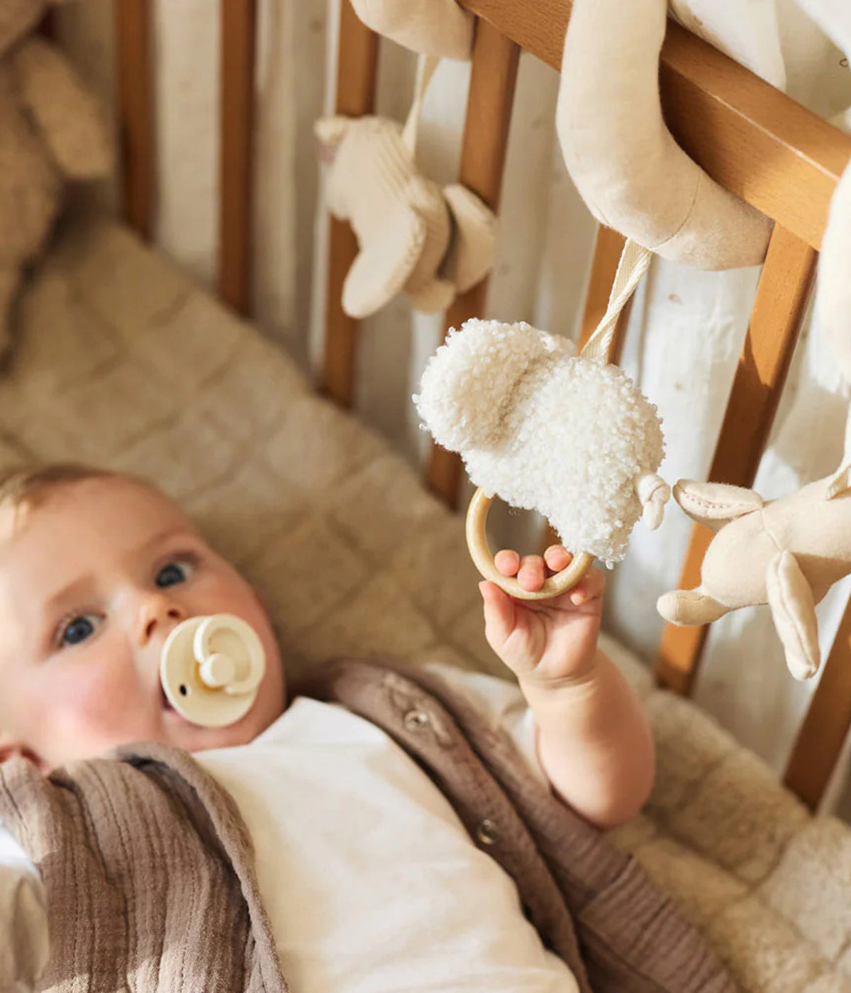 Espiral de Atividades Elephant Tales da Jollein para bebé com três adoráveis elefantes em diferentes texturas: veludo, canelado e orelhas xadrez. Estimula os sentidos, promove o desenvolvimento motor e prende-se facilmente ao ovo, carrinho ou berço.