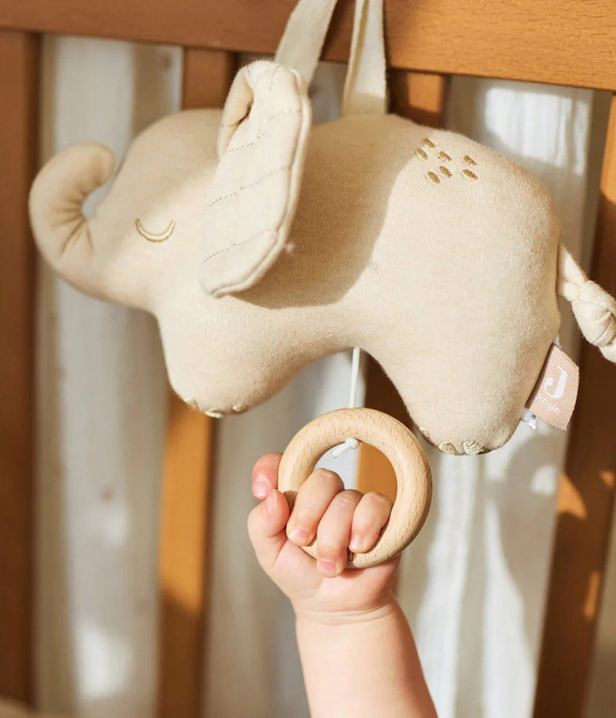 Peluche musical pérola da Jollein coleção Elephant Tales para bebé e recém-nascido(a). Transforme a hora do descanso e do entretenimento do bebé com este adorável peluche musical em forma de elefante. Com um design encantador e uma textura macia, este amorso peluche traz um toque de ternura ao berço ou parque, criando um ambiente relaxante e, ao mesmo tempo, estimulante para o bebé.