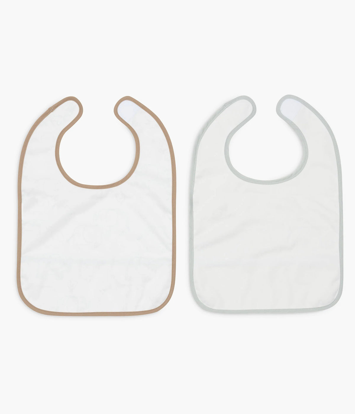 Conjunto de duas babetes impermeáveis pérola com padrão elefantes em tons de azul e bege da Jollein para bebé e recém-nascido(a). Babetes impermeáveis com bolso perfeitas para manter o bebé limpo enquanto aprende a beber e comer sozinho.