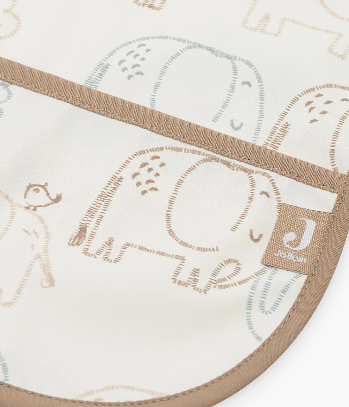 Babete impermeável pérola com mangas com padrão elefantes em tons de bege e azul Elephant Tales da Jollein para bebé. Babete com mangas e bolso perfeita para o bebé utilizar nas refeições ou em outras atividades. Graças ao fecho em velcro, esta babete adapta-se tanto a bebés como a crianças pequenas.
