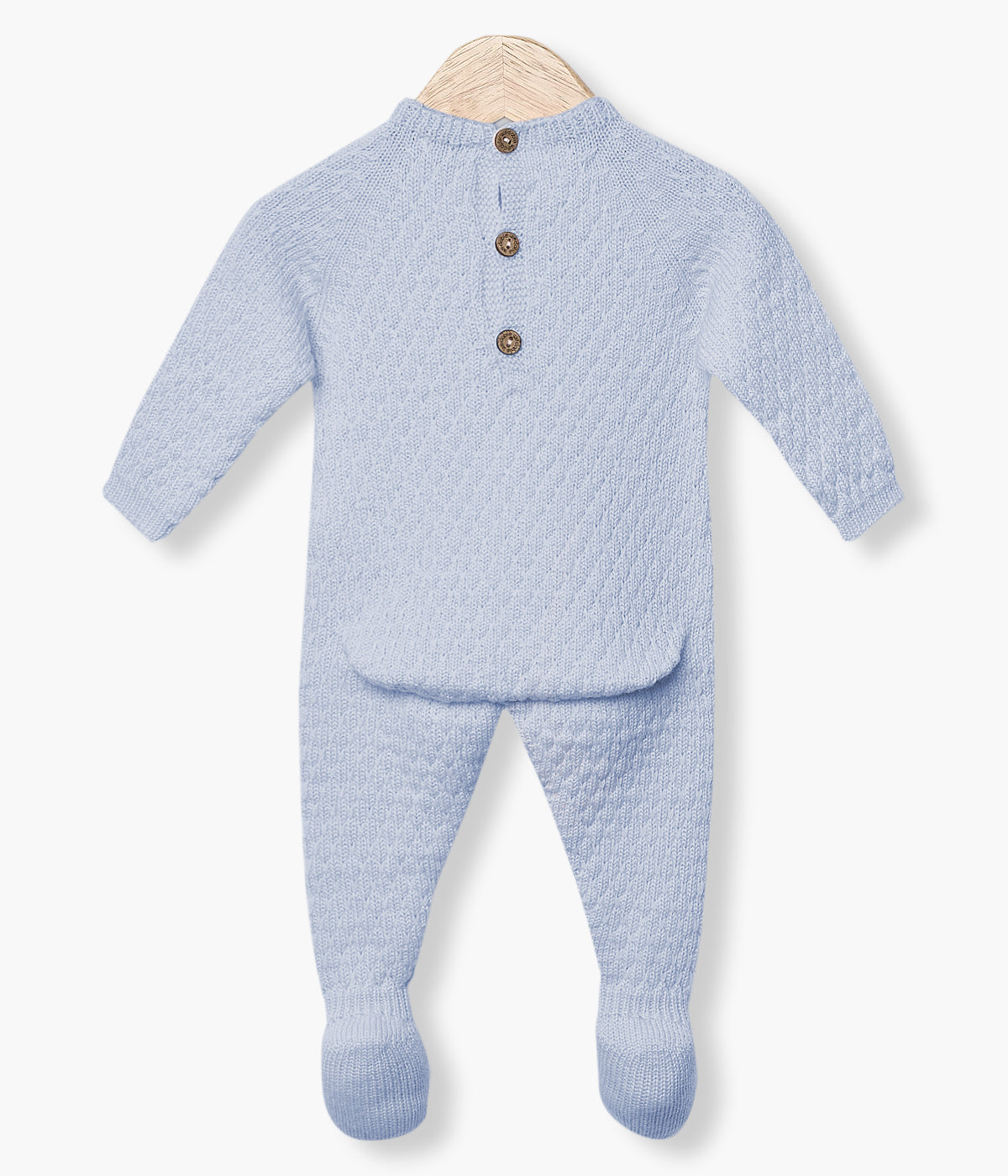 Babygrow tricotado em lã merino azul da Wedoble para bebé menino e recém-nascido. Suave babygrow com detalhes entrelaçados na malha de abertura nas costas e entrepernas.
