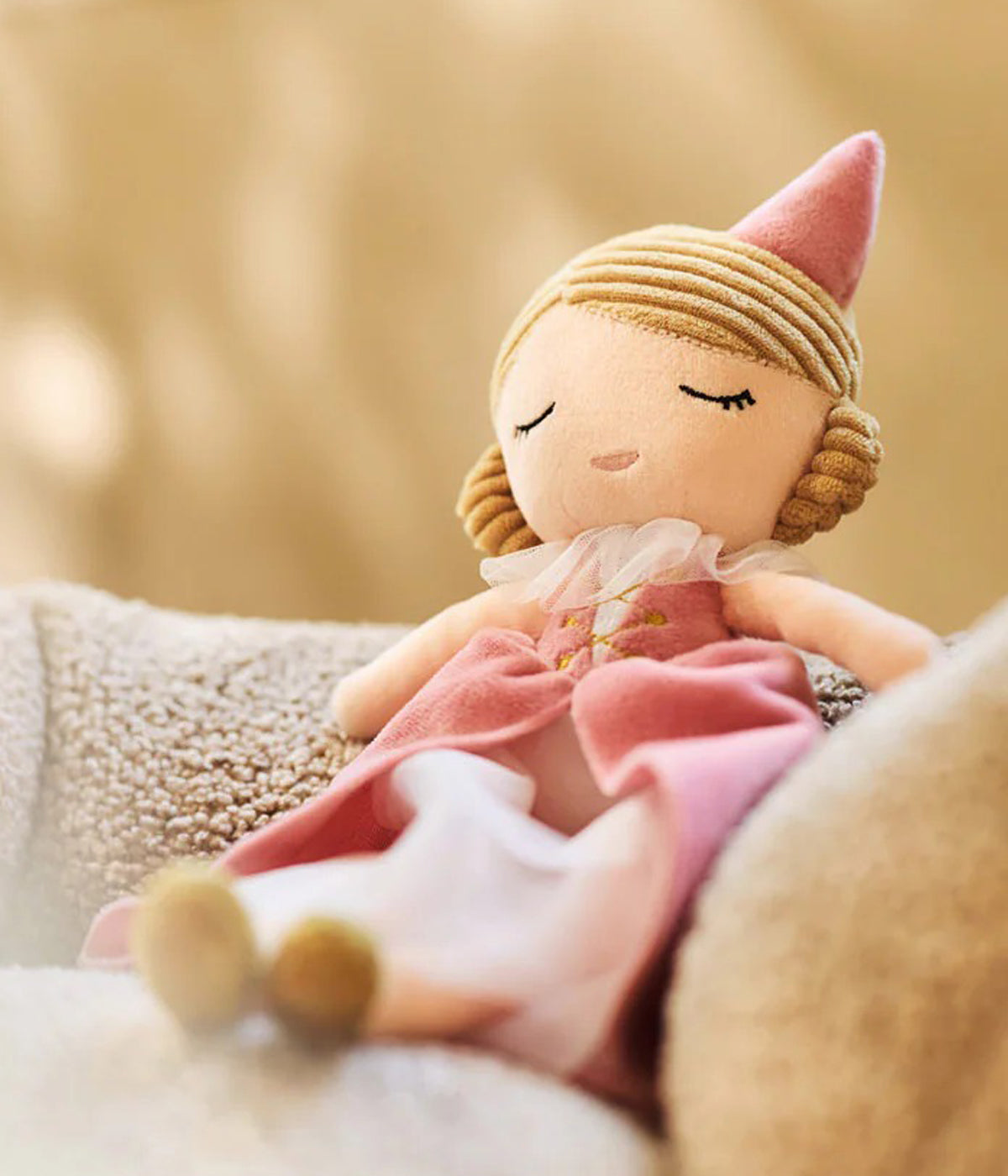 Peluche Fada Lady Lynn da Jollein em tons de rosa para bebé menina. Com 34 cm de comprimento e um toque extremamente suave, esta boneca foi criada a pensar nos primeiros abraços, nas noites mais calmas e nas brincadeiras cheias de imaginação.