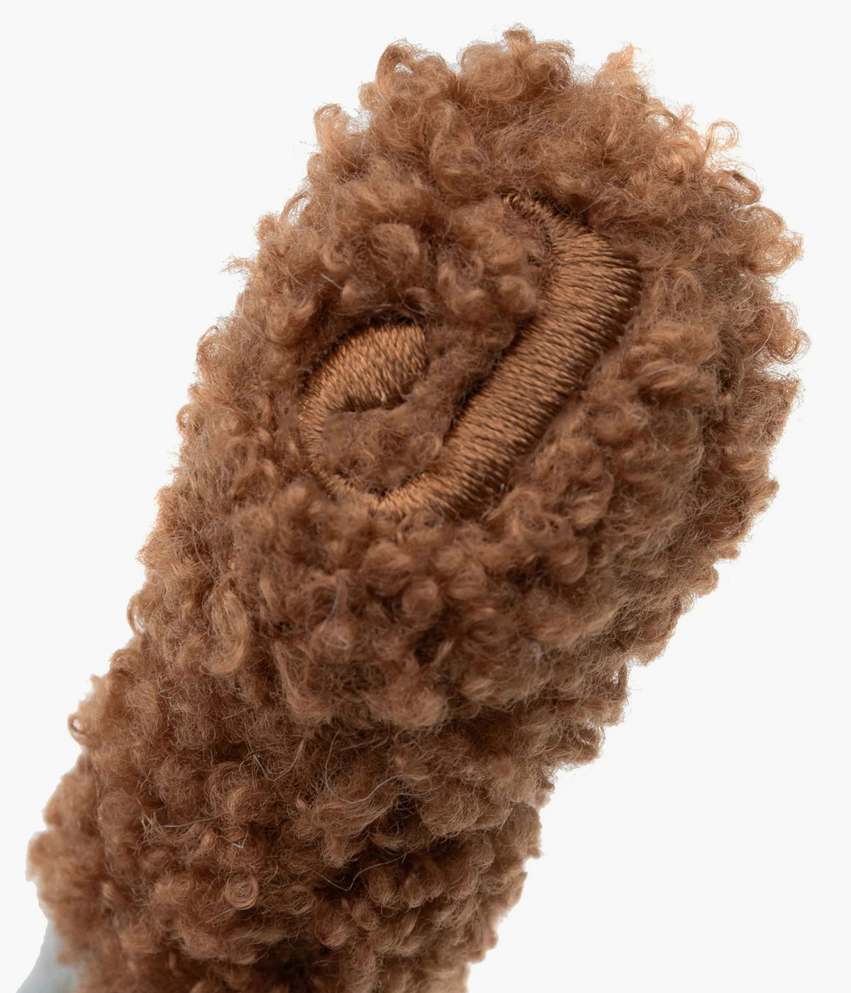 Peluche Cavaleiro Duke da Jollein em tons de azul para bebé menino. Com 34 cm de comprimento e um toque extremamente suave, este boneco foi criado a pensar nos primeiros abraços, nas noites mais calmas e nas brincadeiras cheias de imaginação.