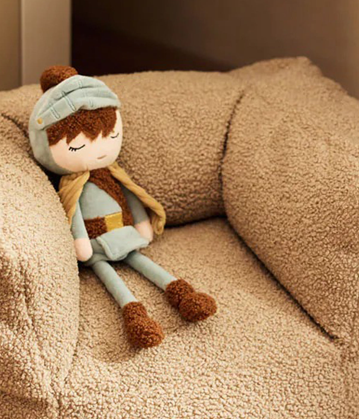 Peluche Cavaleiro Duke da Jollein em tons de azul para bebé menino. Com 34 cm de comprimento e um toque extremamente suave, este boneco foi criado a pensar nos primeiros abraços, nas noites mais calmas e nas brincadeiras cheias de imaginação.