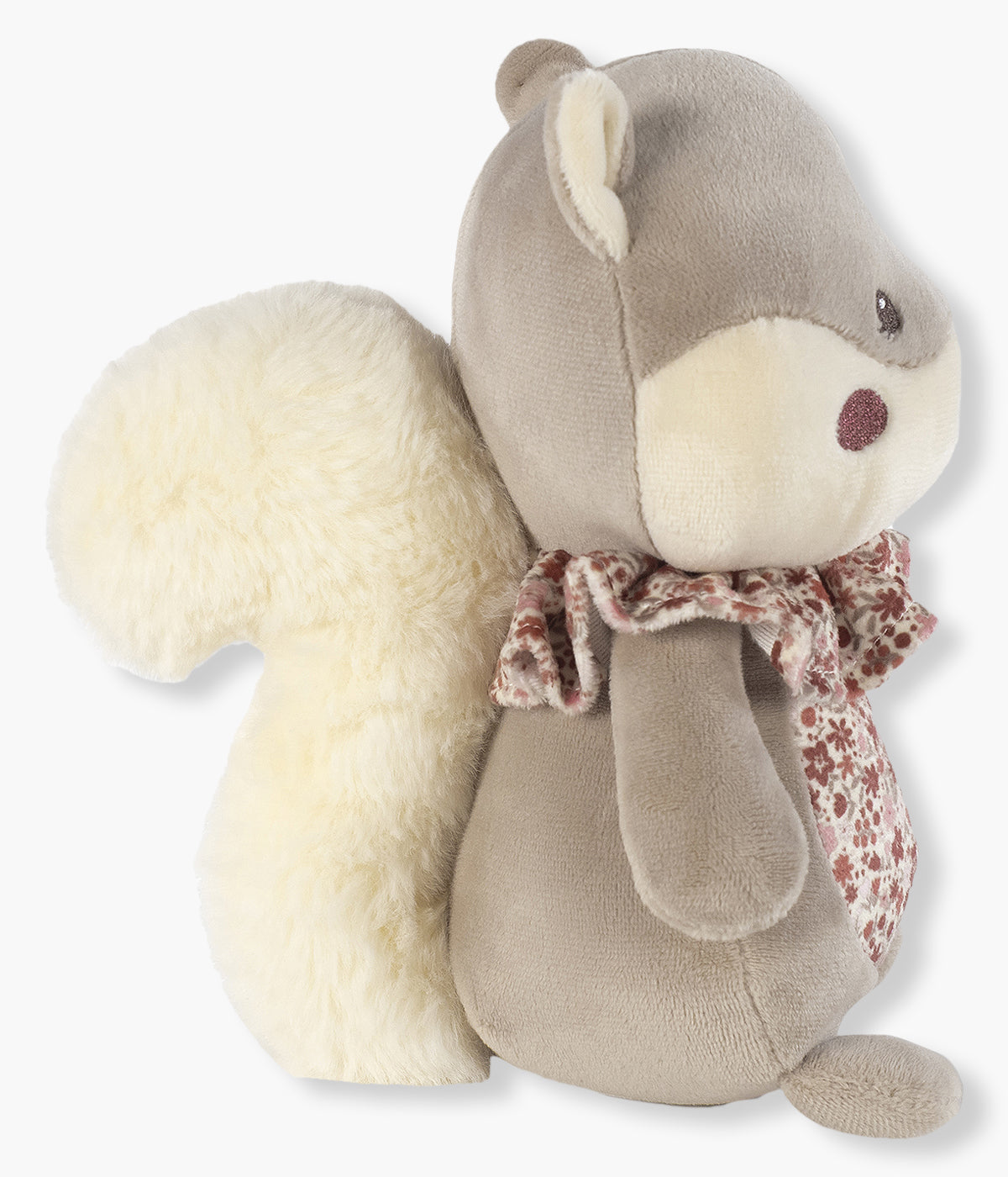 O peluche Pasito a Pasito Cherry Flowers em forma de esquilo, é um companheiro irresistivelmente suave e delicado para o bebé desde o nascimento. Feito em veludo e tecido de peluche ultra macio, proporciona conforto, segurança e estimula o desenvolvimento sensorial e emocional.