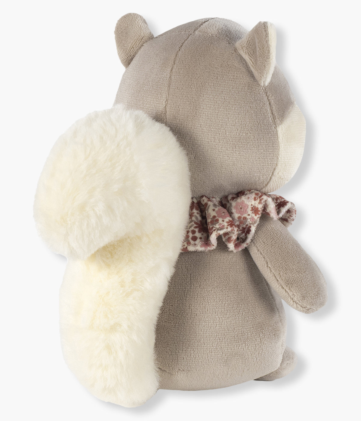 O peluche Pasito a Pasito Cherry Flowers em forma de esquilo, é um companheiro irresistivelmente suave e delicado para o bebé desde o nascimento. Feito em veludo e tecido de peluche ultra macio, proporciona conforto, segurança e estimula o desenvolvimento sensorial e emocional.