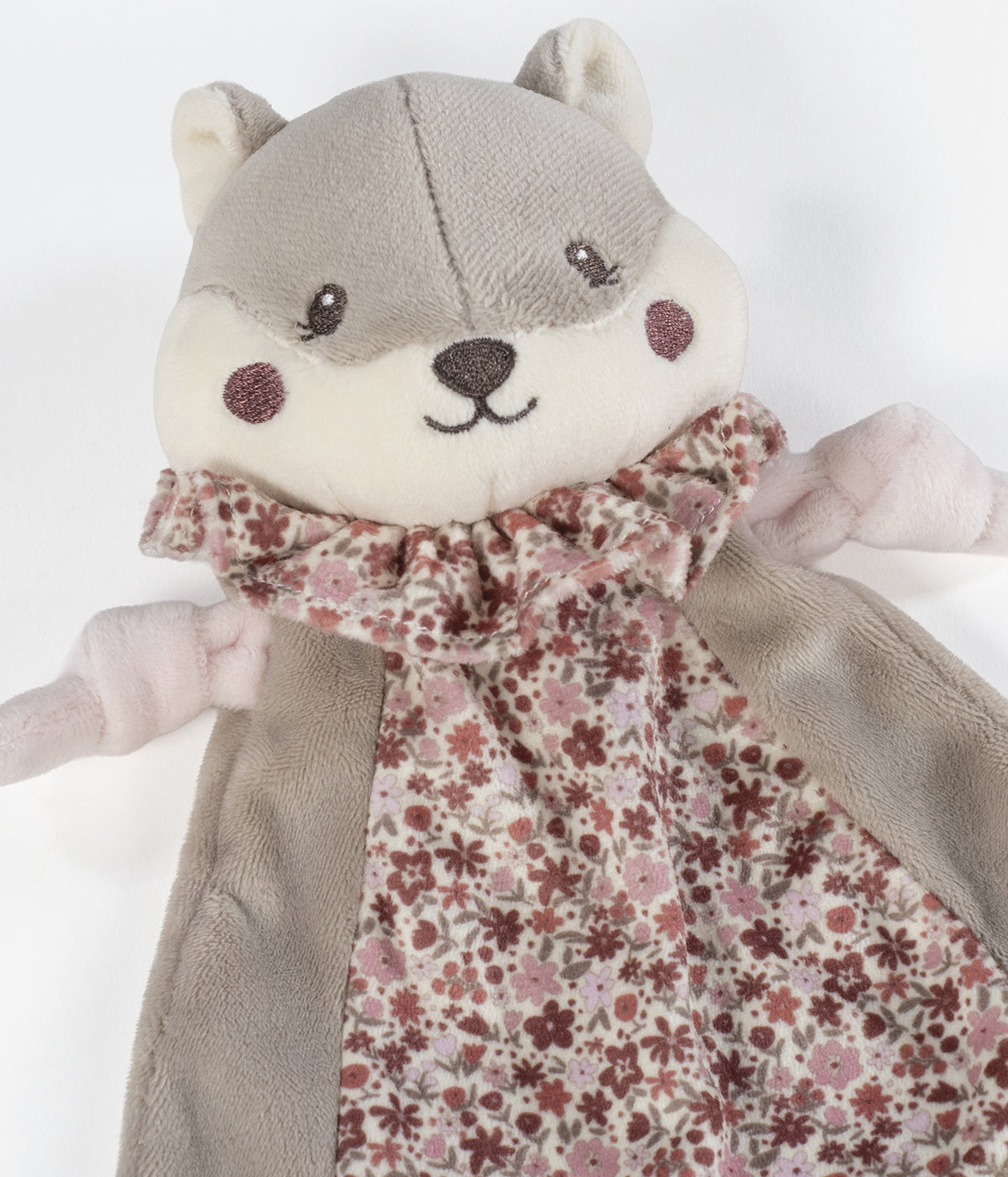 Doudou Pasito a Pasito Cherry Flowers em forma de esquilo para bebé menina e recém-nascida. Perfeita combinação de veludo com delalhes florais e peluche extra macio, proporcionando uma textura delicada ao toque, ideal para acalmar, reconfortar e estimular o sentido do tato desde o nascimento.