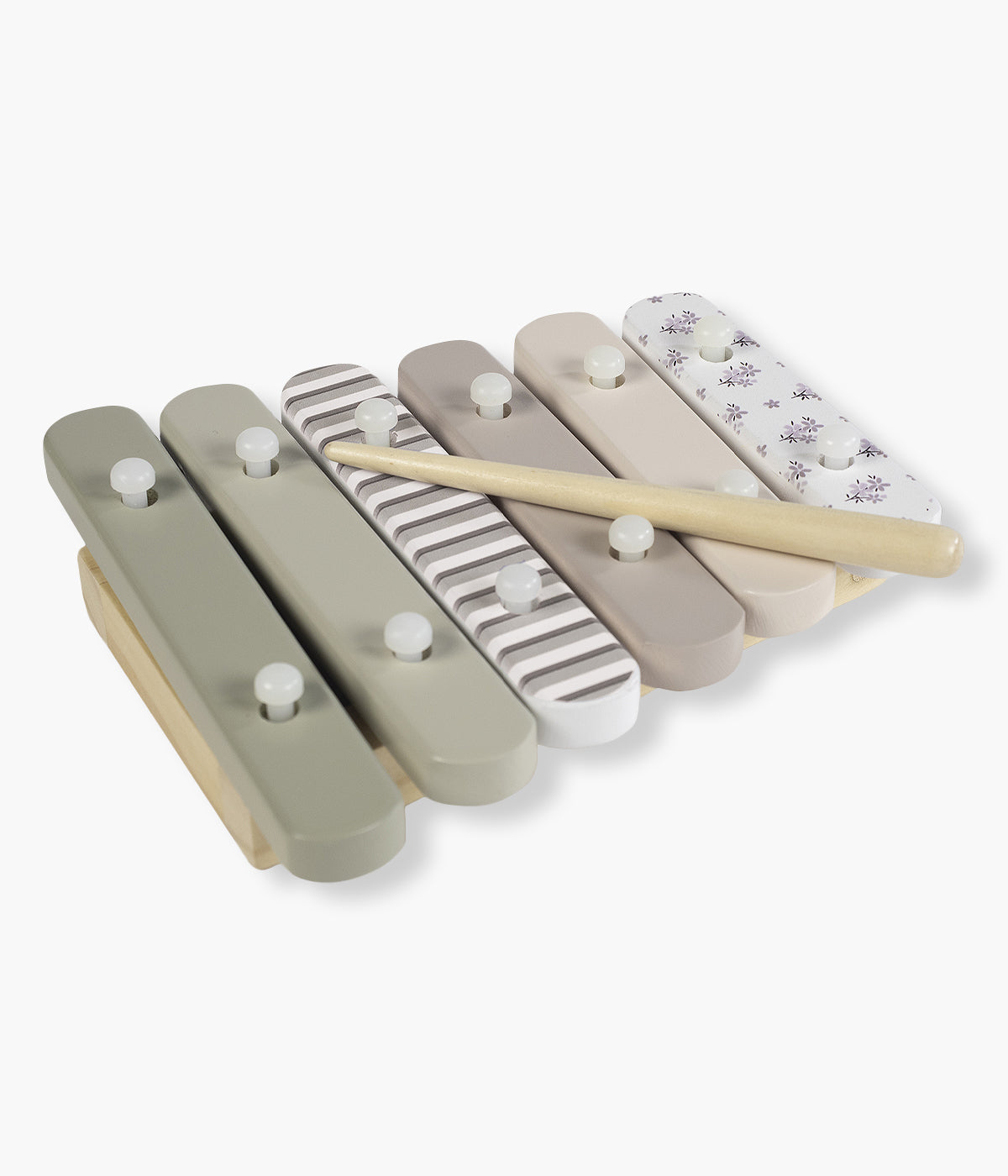 Desperte a alegria e o sentido rítmico do(a) bebé com o set de instrumentos musicais de madeira FSC® da Walking Mum, um conjunto encantador concebido para introduzir os mais pequenos no mundo da música de forma divertida, segura e educativa. Pensado para bebés a partir dos 12 meses, este set transforma a descoberta sonora numa experiência repleta de aprendizagem e diversão.