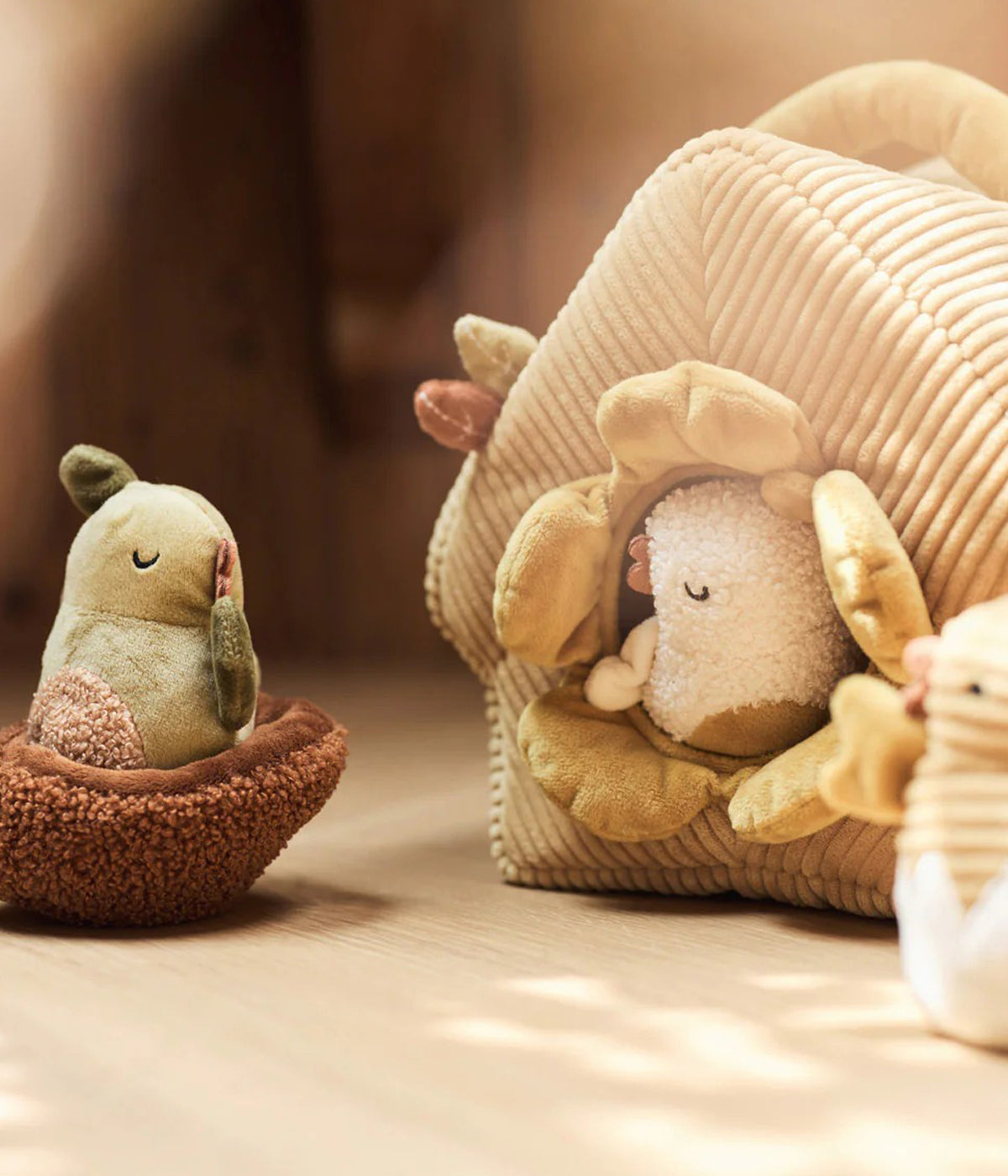 Casa dos Pássaros Tiny Park da Jollein para bebé. Lulu, Chirp e Feather escondem-se dentro de uma encantadora casa-ninho com abertura em forma de flor, sons crocantes e pega de transporte. Um brinquedo ternurento e estimulante para os mais curiosos.