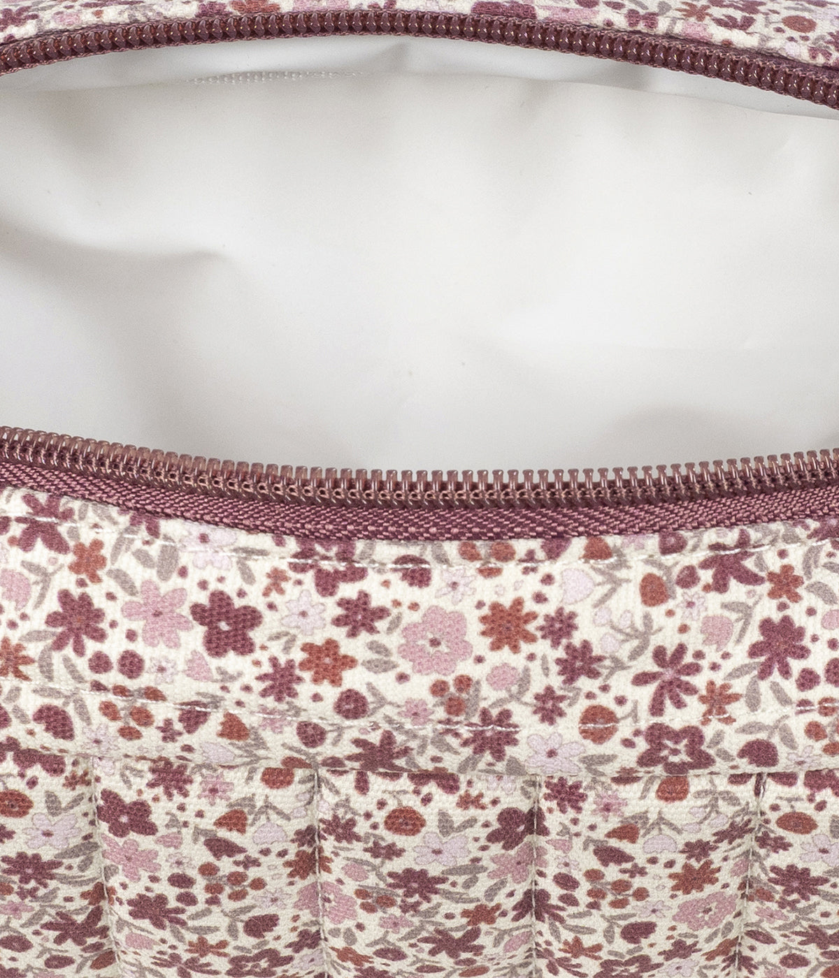 Necessaire Cherry Flowers da Pasito a Pasito com interior plastificado.