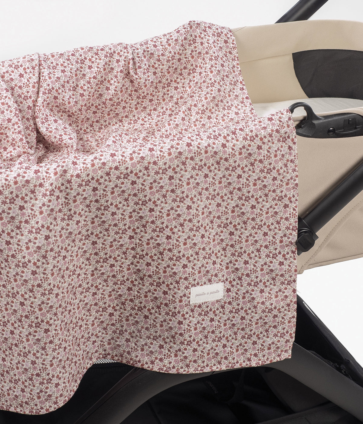 Swaddle musselina em bambu Pasito a Pasito Cherry Flowers em cima do carrinho.
