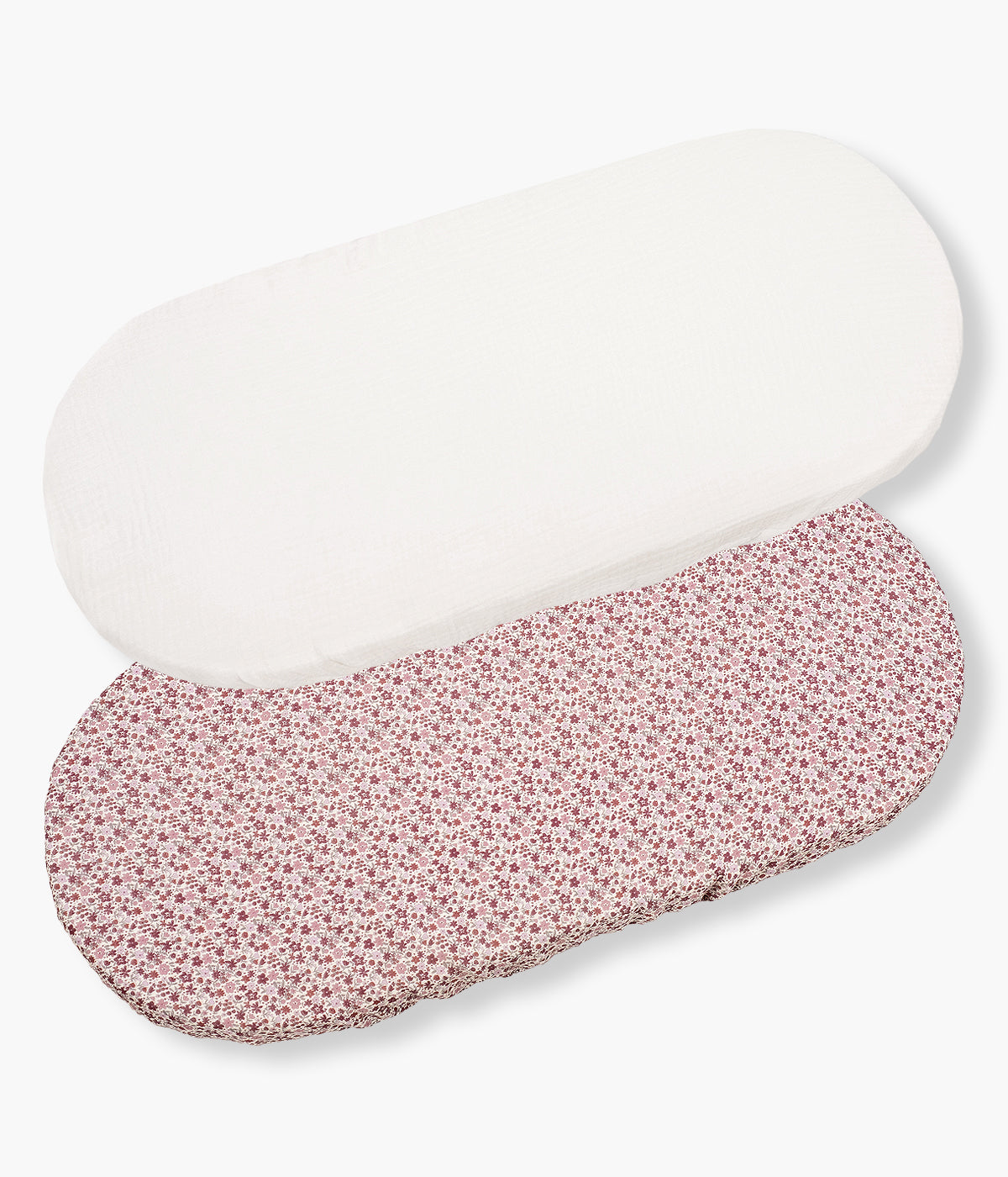 Pack de 2 forras em bambu e algodão Cherry Flowers da Pasito a Pasito para bebé menina e recém-nascida. Pensado para garantir o máximo conforto e suavidade à bebé desde o primeiro dia, inclui duas bases ajustáveis para alcofa ou moisés, uma branca lisa e outra com um delicado padrão floral em tons de rosa.