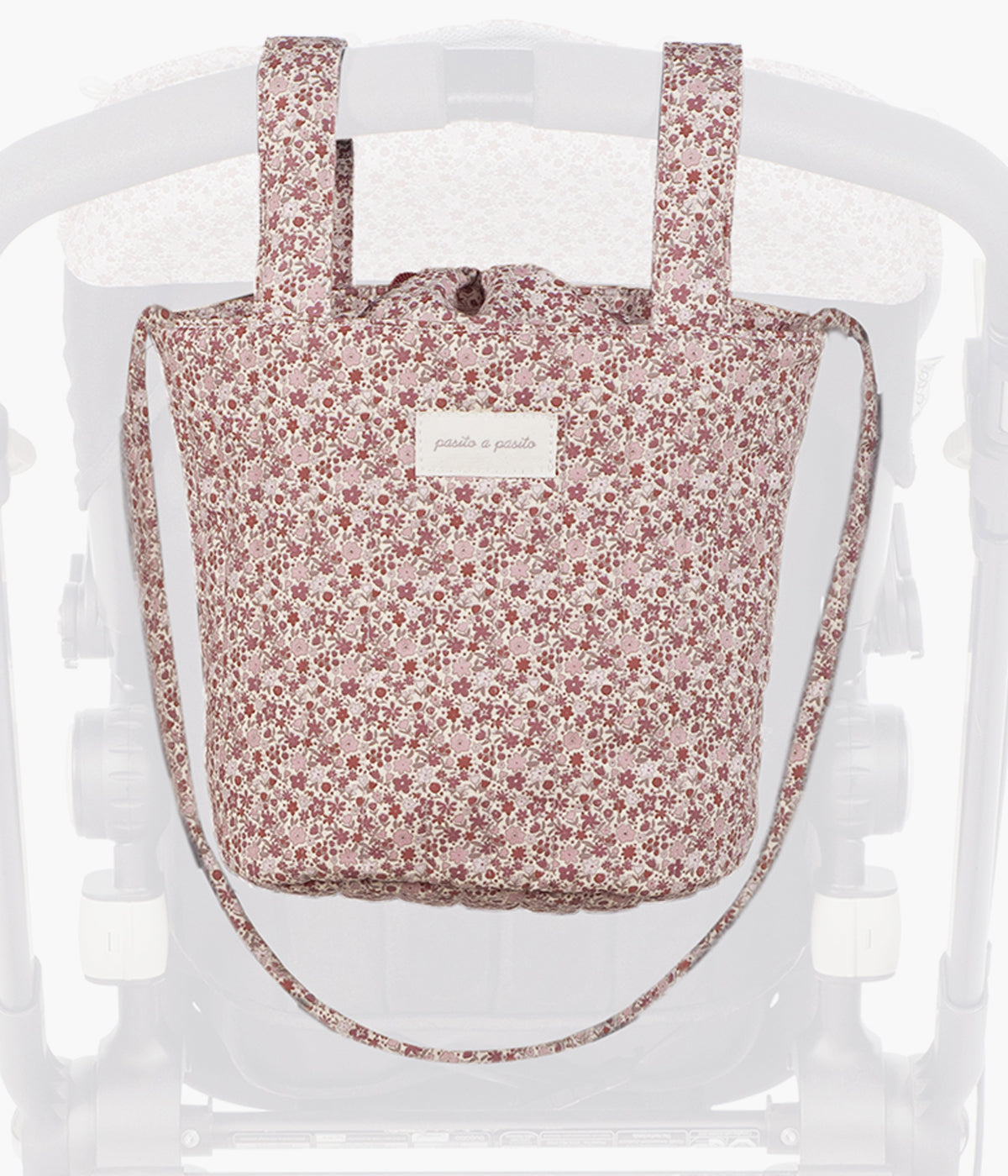 Bolsa Bucket Pasito a Pasito Cherry Flowers pendurada no carrinho de bebé.