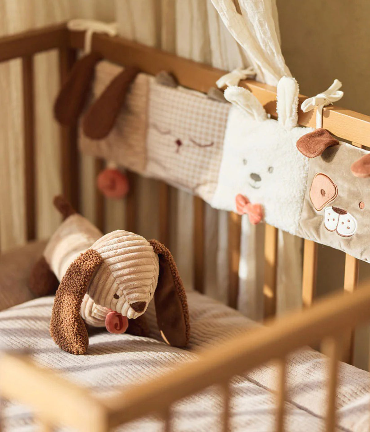 O peluche Cão Diego da coleção Animal Friends da Jollein é o companheiro perfeito para o bebé. Super macio, adorável e feito em tecido canelado bege com orelhas e patas bouclé castanho, é Ideal para aconchegar, brincar e levar para todo o lado.