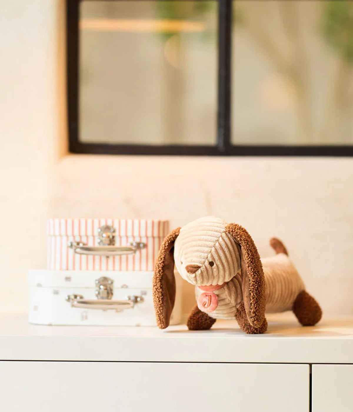 O peluche Cão Diego da coleção Animal Friends da Jollein é o companheiro perfeito para o bebé. Super macio, adorável e feito em tecido canelado bege com orelhas e patas bouclé castanho, é Ideal para aconchegar, brincar e levar para todo o lado.