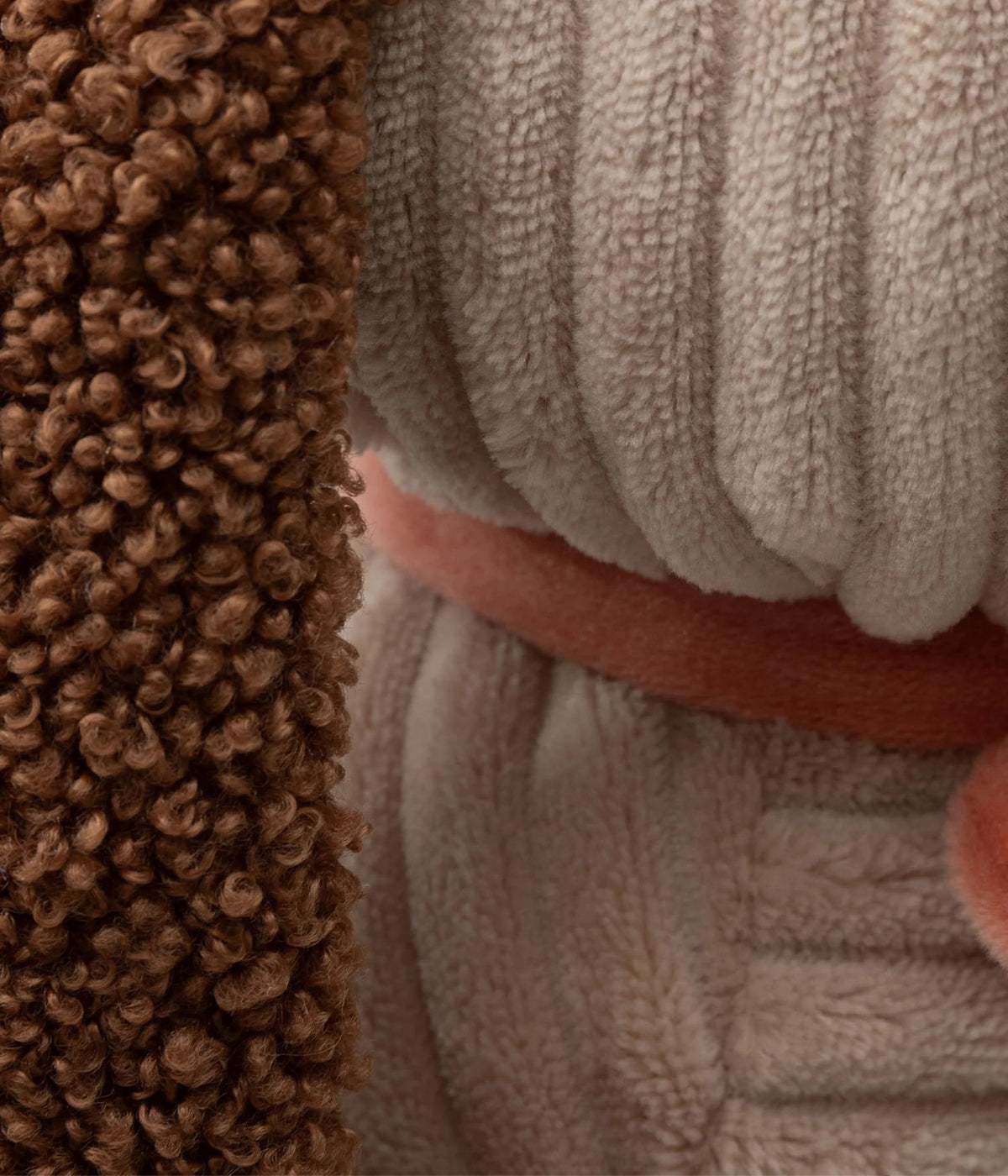 O peluche Cão Diego da coleção Animal Friends da Jollein é o companheiro perfeito para o bebé. Super macio, adorável e feito em tecido canelado bege com orelhas e patas bouclé castanho, é Ideal para aconchegar, brincar e levar para todo o lado.