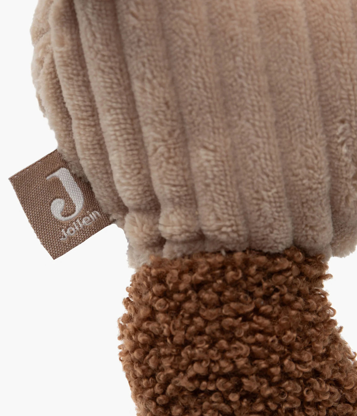 O peluche Cão Diego da coleção Animal Friends da Jollein é o companheiro perfeito para o bebé. Super macio, adorável e feito em tecido canelado bege com orelhas e patas bouclé castanho, é Ideal para aconchegar, brincar e levar para todo o lado.