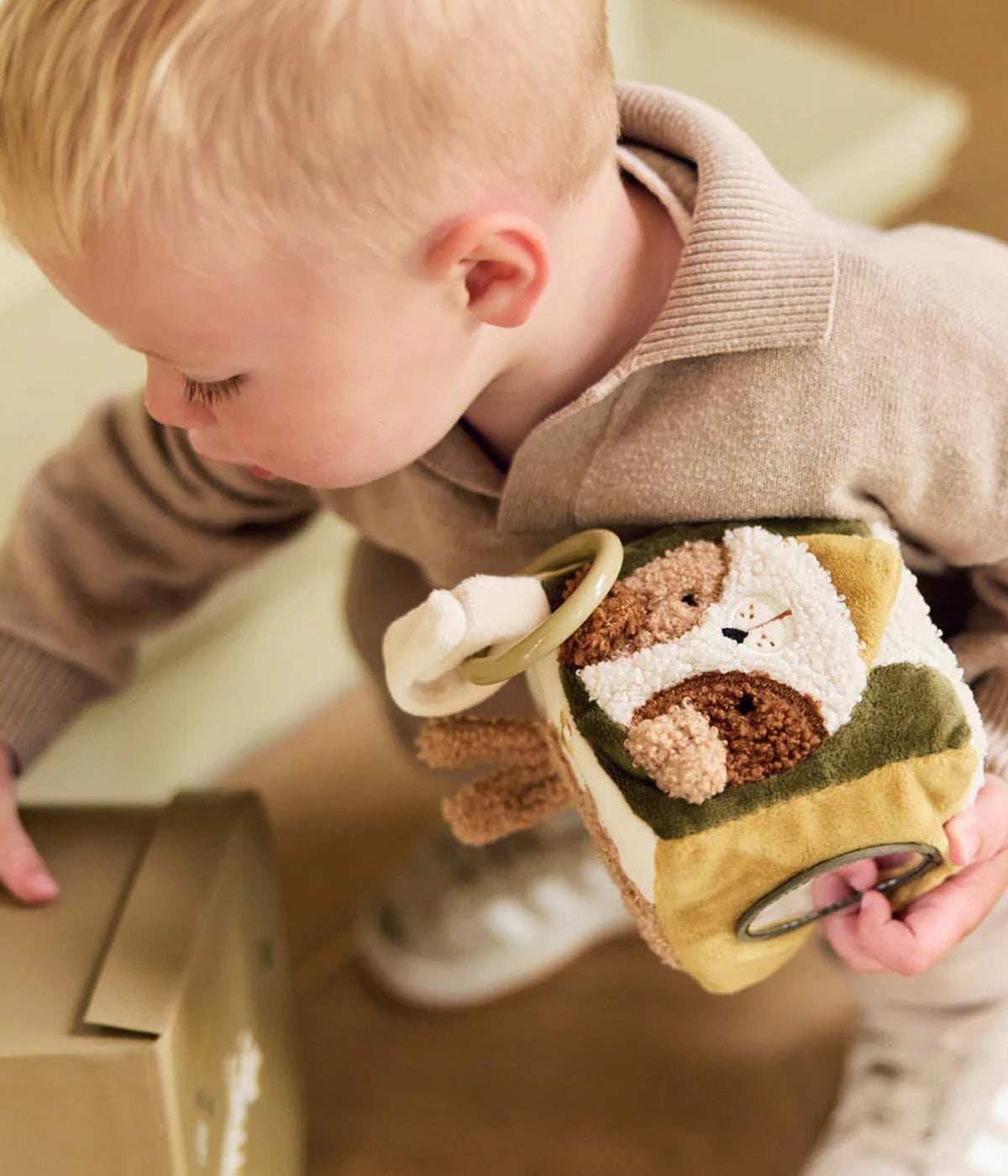 O Cubo de Atividades Sensorial Tiny Park da Jollein estimula os sentidos do bebé com animais adoráveis, sons crocantes e um pequeno espelho. Um brinquedo suave, educativo e perfeito para explorar em qualquer lugar.
