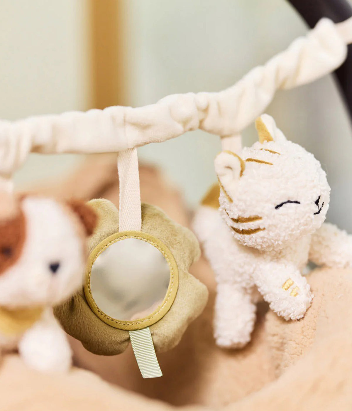 Corrente de Carrinho Tiny Park da Jollein, ideal para tornar os passeios do(a) bebé ainda mais especiais. Este acessório encantador não só embeleza o carrinho, como oferece uma experiência sensorial, divertida e envolvente para o bebé.