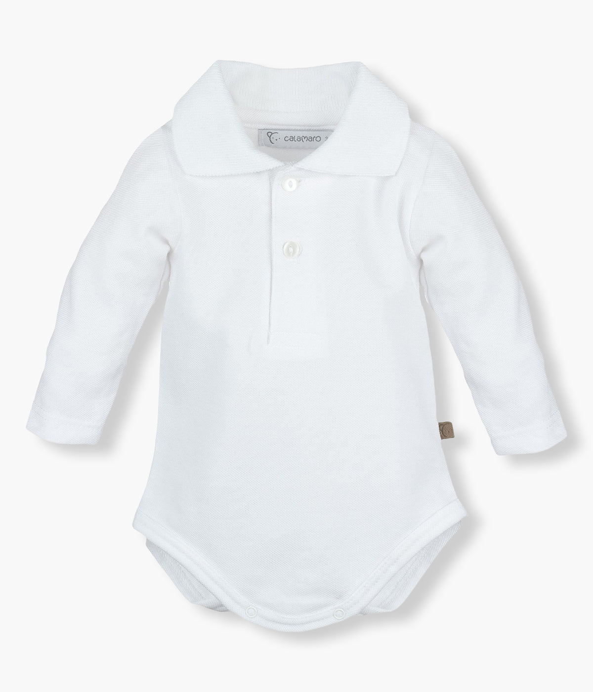 Body tipo polo de manga comprida em tecido piquet branco da marca Calamaro Baby para bebé e recém-nascido(a). Abertura na gola e entrepernas para vestir facilmente.