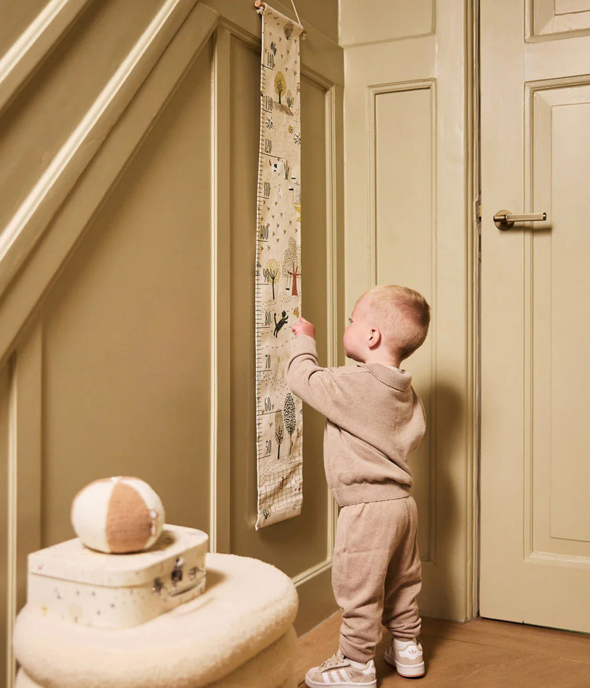Acompanhe o crescimento do bebé com a régua de crescimento Tiny Park da Jollein decorada com elementos da natureza. Um toque decorativo e funcional para o quarto!