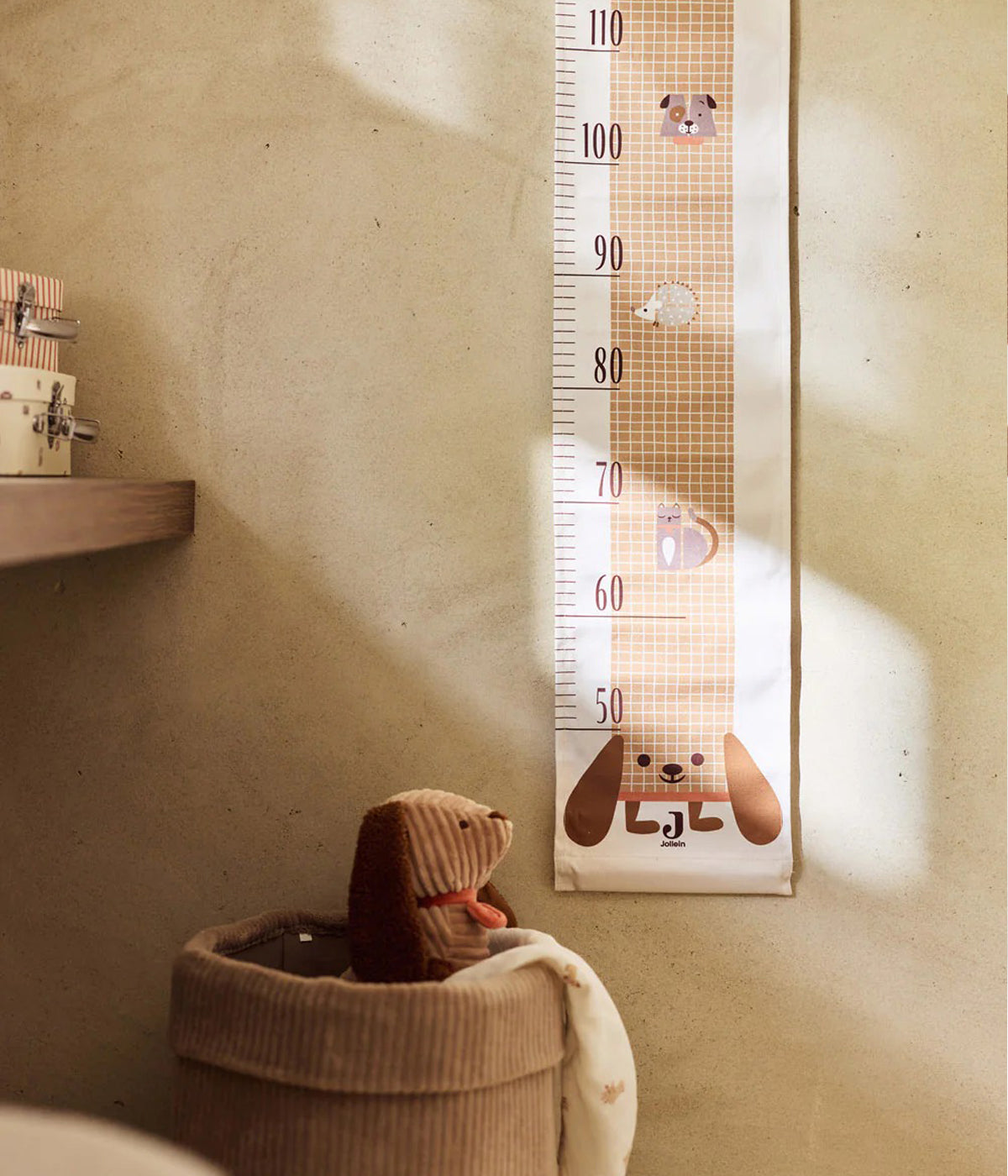 Acompanhe o crescimento do bebé com a régua de crescimento Animals Friends da Jollein, em tom de bege e pérola com o amoroso cão Diego. Um toque decorativo e funcional para o quarto!