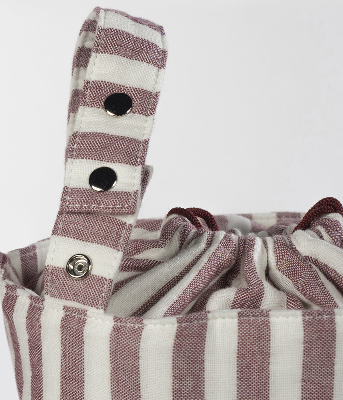 Bolsa Bucket Pasito a Pasito Cherry Strips com alças de carrinho.