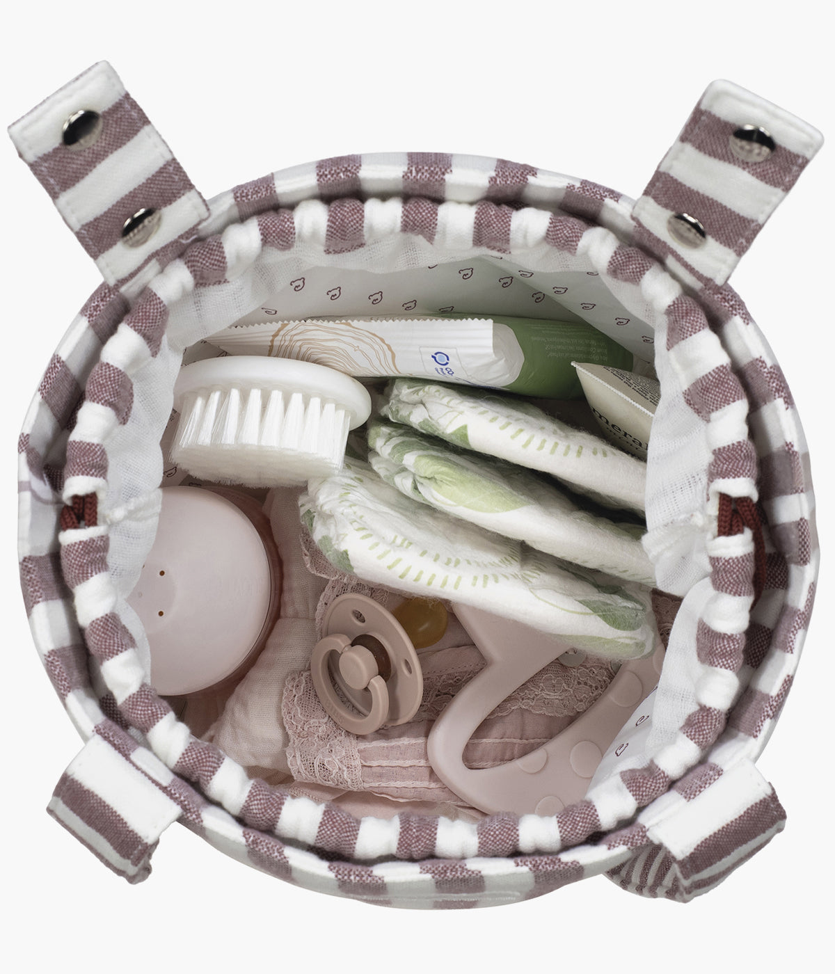 Bolsa Bucket Pasito a Pasito Cherry Strips aberta e com coisas de bebé.