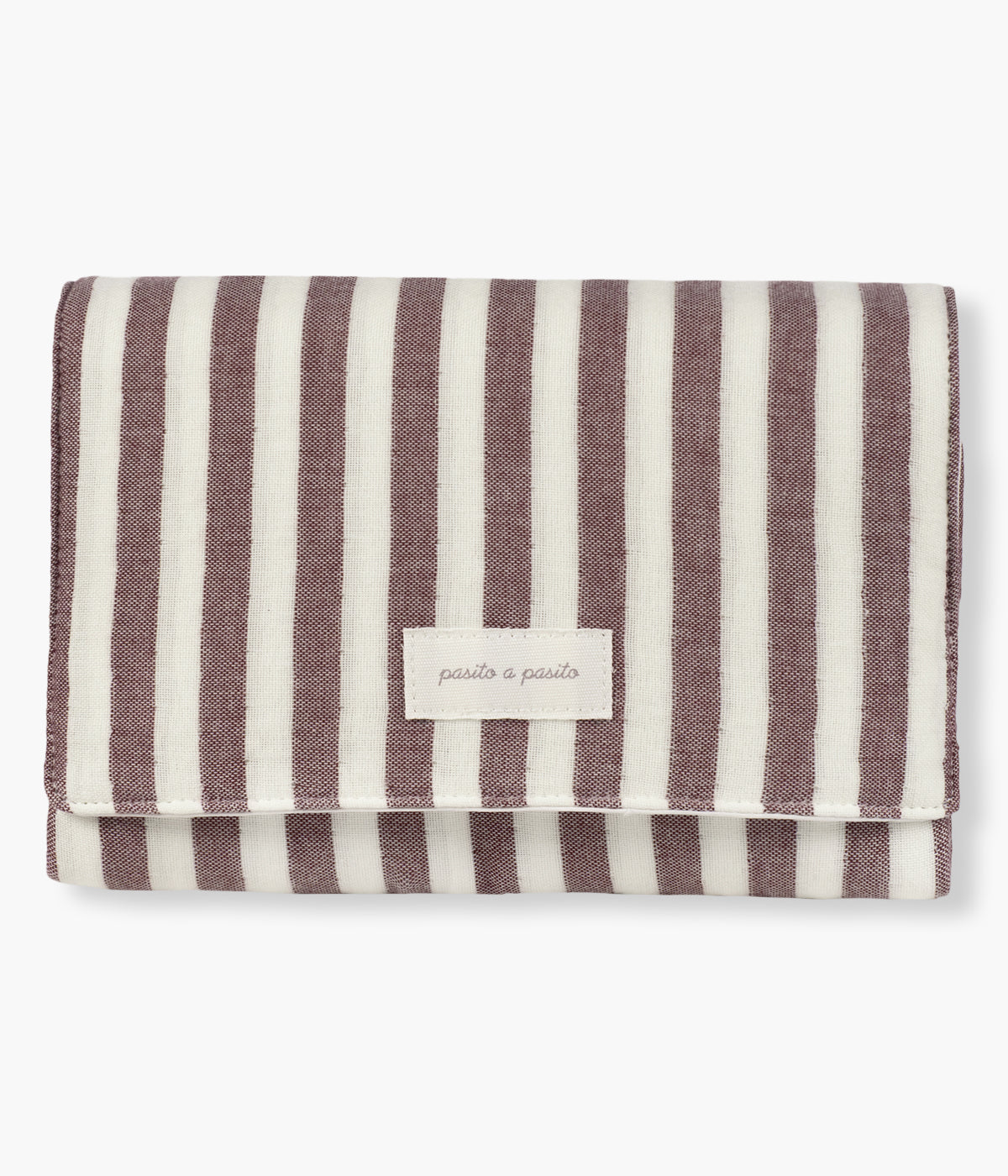 O muda fraldas portátil Cherry Strips da Pasito a Pasito combina elegância e funcionalidade num design compacto e prático. Com a parte externa em algodão impermeável com delicado padrão riscas em tons de cereja e branco e interior acolchoado e plastificado, é perfeito para mudar o(a) bebé com conforto e estilo em qualquer lugar.