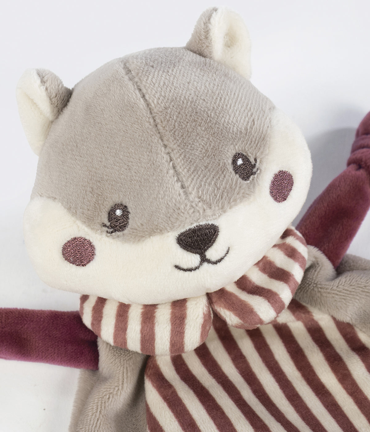 Doudou Pasito a Pasito Cherry Strips em forma de esquilo para bebé e recém-nascido(a). Perfeita combinação de veludo com detalhes às riscas e peluche extra macio, proporcionando uma textura delicada ao toque, ideal para acalmar, reconfortar e estimular o sentido do tato desde o nascimento.