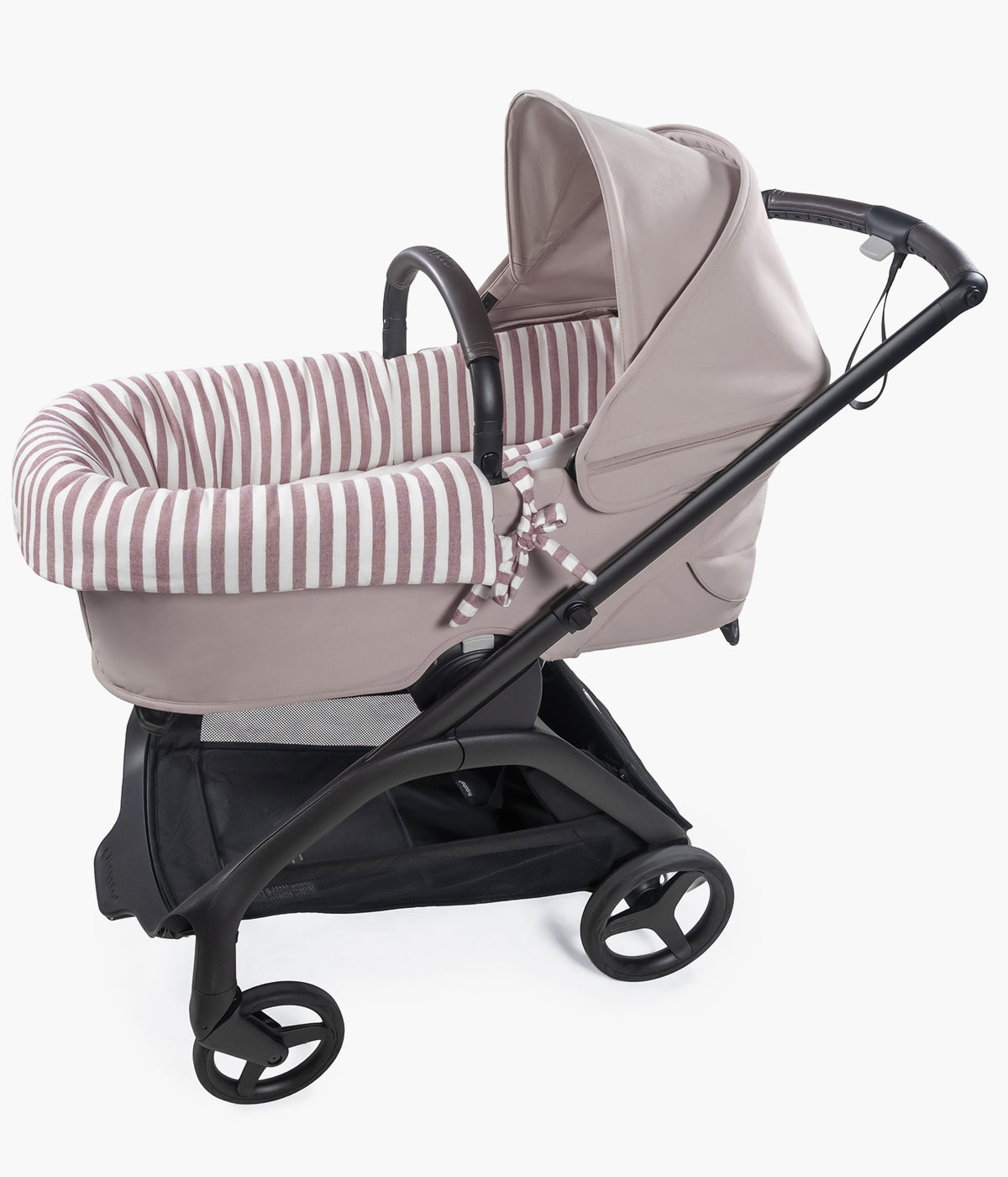 Forra para alcofa Pasito a Pasito Cherry Strips pérola com delicado padrão riscas em tons de cereja, 100% algodão. Desenhado para proporcionar ao bebé o máximo conforto e elegância, este conjunto é composto por uma forra com elásticos e um lençol tecido musselina ajustável de toque suave e respirável, ideal para a pele delicada do recém-nascido.