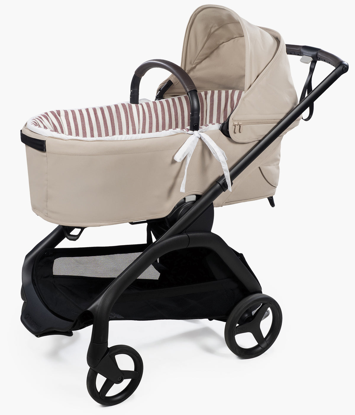 Forra para alcofa Pasito a Pasito Cherry Strips pérola com delicado padrão riscas em tons de cereja, 100% algodão. Desenhado para proporcionar à bebé o máximo conforto e elegância, este conjunto é composto por uma forra com varas e um lençol tecido musselina ajustável de toque suave e respirável, ideal para a pele delicada da recém-nascida.