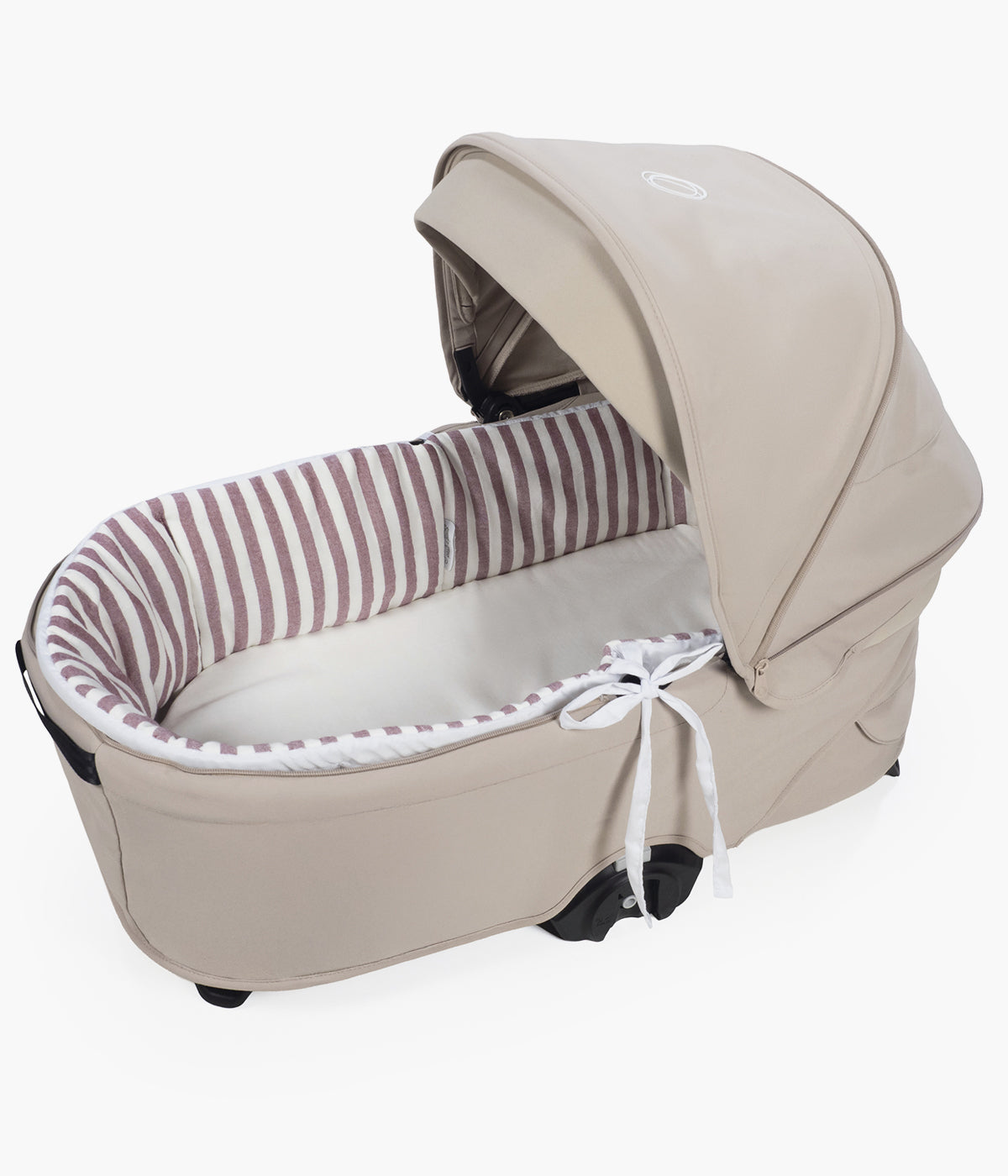 Forra para alcofa Pasito a Pasito Cherry Strips pérola com delicado padrão riscas em tons de cereja, 100% algodão. Desenhado para proporcionar à bebé o máximo conforto e elegância, este conjunto é composto por uma forra com varas e um lençol tecido musselina ajustável de toque suave e respirável, ideal para a pele delicada da recém-nascida.