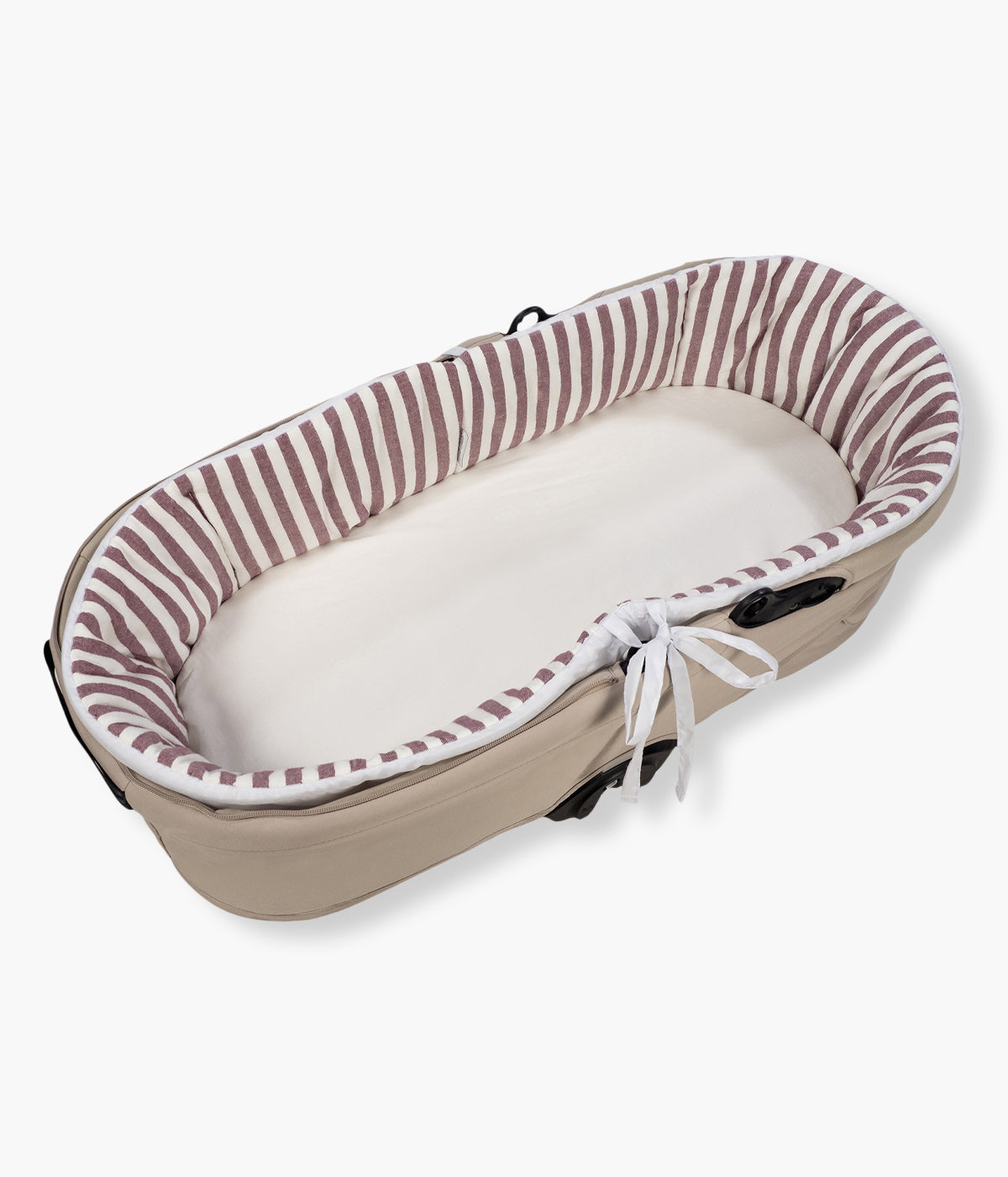 Forra para alcofa Pasito a Pasito Cherry Strips pérola com delicado padrão riscas em tons de cereja, 100% algodão. Desenhado para proporcionar à bebé o máximo conforto e elegância, este conjunto é composto por uma forra com varas e um lençol tecido musselina ajustável de toque suave e respirável, ideal para a pele delicada da recém-nascida.