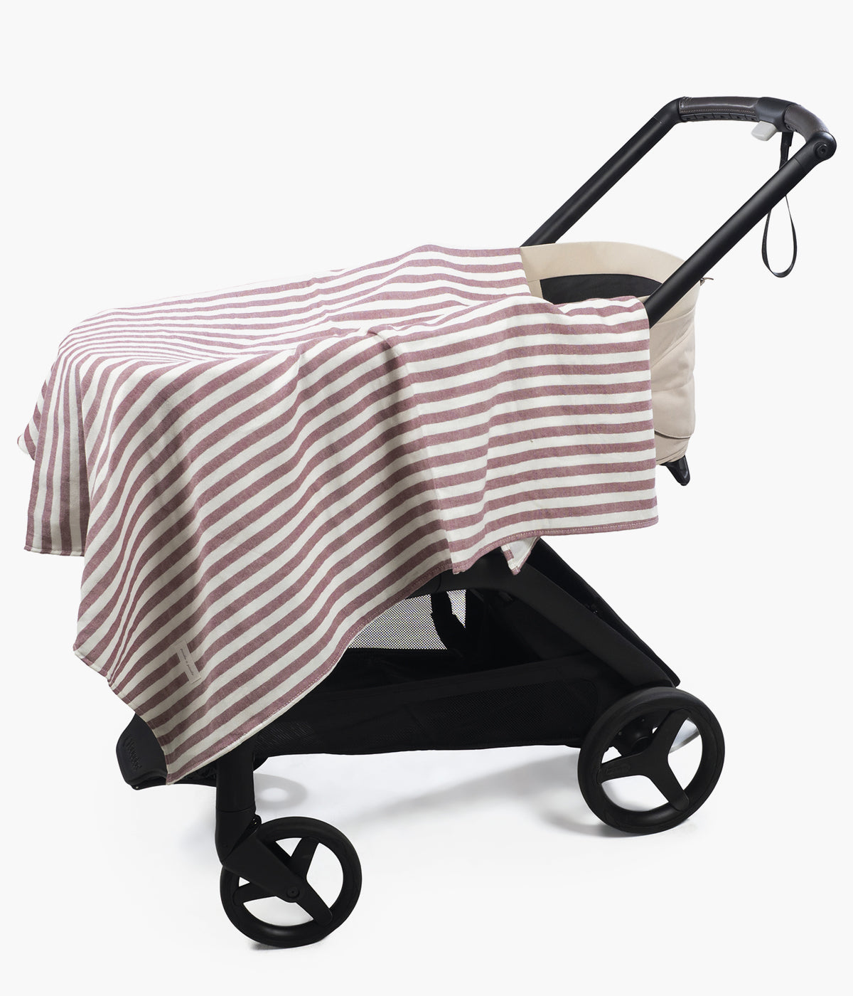 Swaddle musselina em bambu Pasito a Pasito Cherry Strips para bebé menina. Macia e delicada fralda com padrão riscas em tons de cereja e branco com as dimensões de 120x120cm. Prática musselina com diversas utilizações tais como swaddling, apoio à amamentação ou fresco cobertor.