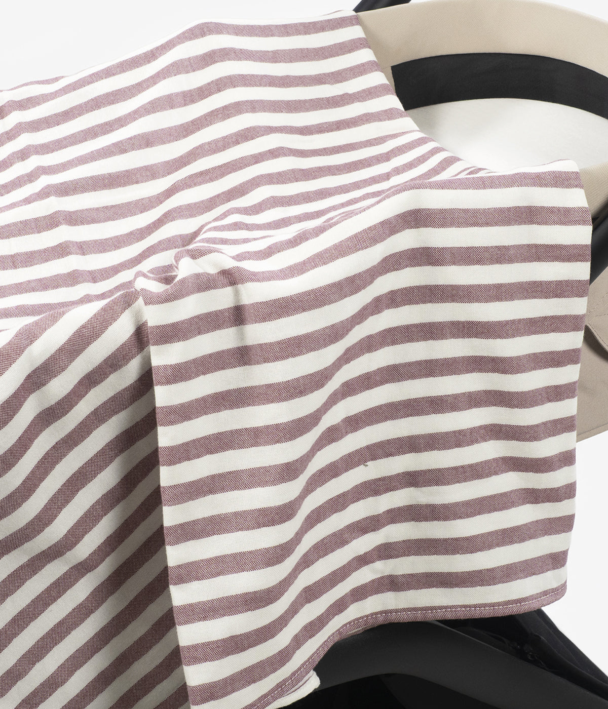 Swaddle musselina em bambu Pasito a Pasito Cherry Strips para bebé menina. Macia e delicada fralda com padrão riscas em tons de cereja e branco com as dimensões de 120x120cm. Prática musselina com diversas utilizações tais como swaddling, apoio à amamentação ou fresco cobertor.