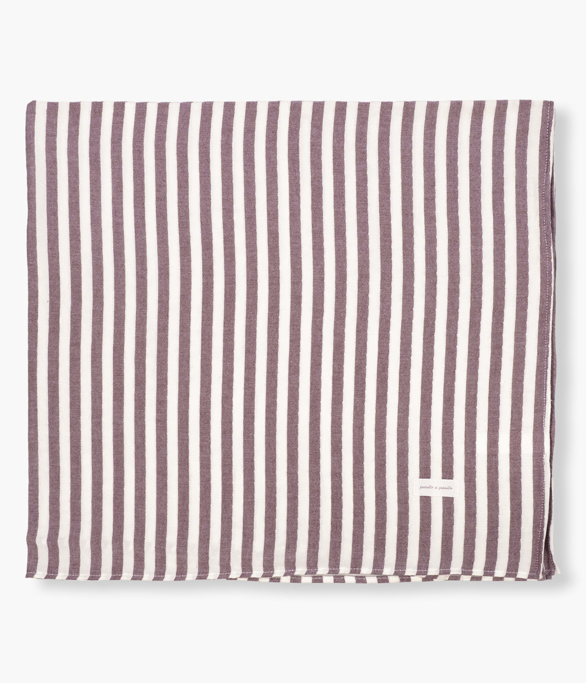 Swaddle musselina em bambu Pasito a Pasito Cherry Strips para bebé menina. Macia e delicada fralda com padrão riscas em tons de cereja e branco com as dimensões de 120x120cm. Prática musselina com diversas utilizações tais como swaddling, apoio à amamentação ou fresco cobertor.