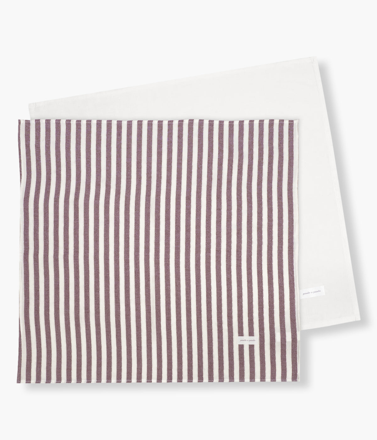 Pack de 2 fraldas musselina em bambu Cherry Strips da Pasito a Pasito para bebé e recém-nascido(a). Suaves e respiráveis fraldas, uma com padrão riscas em tons de cereja e pérola e outra totalmente lisa de cor pérola, perfeitas para vários momentos tais como alimentação ou apoio na muda da fralda.